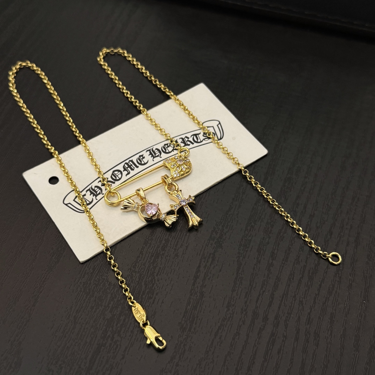 新款【专柜品质】Chrome Hearts克罗心经典复古别针项链 凹凸造型不同的花纹设计风格 呈现出与众