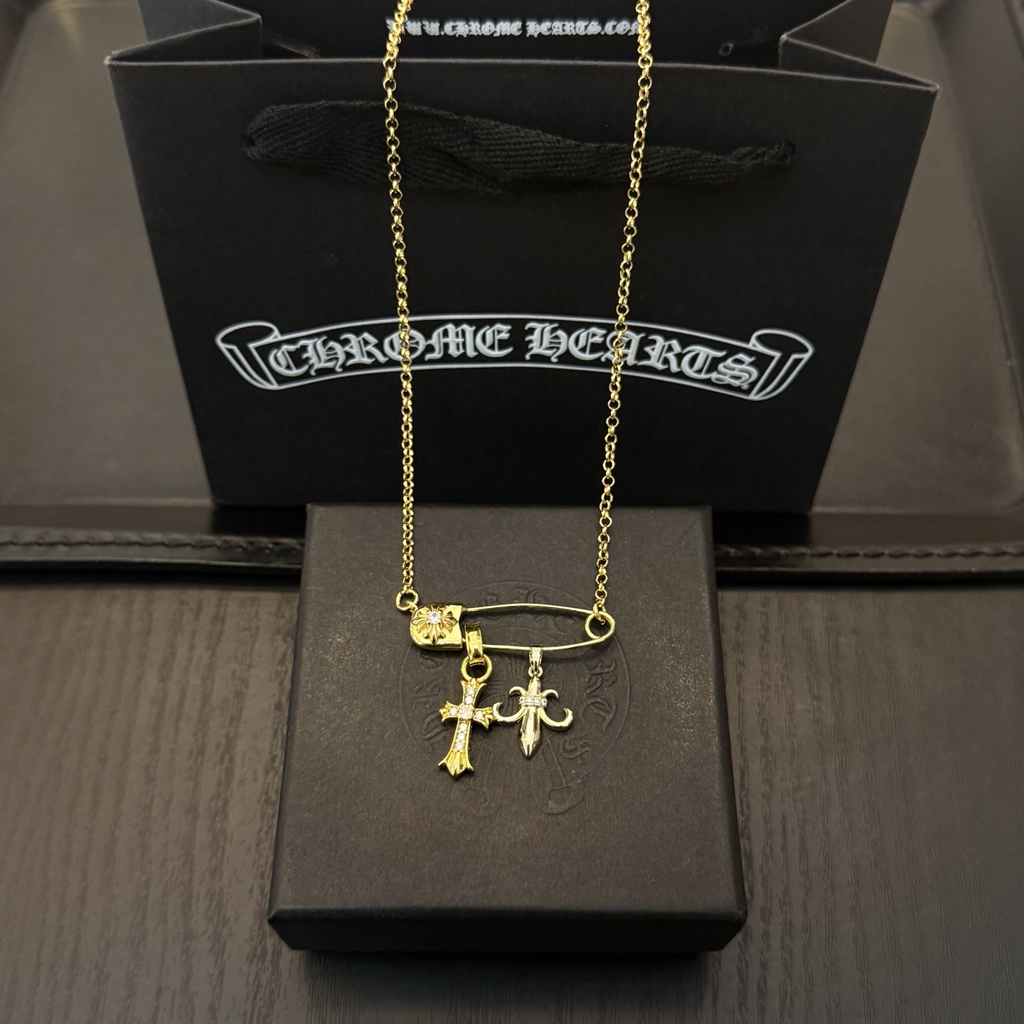 新款【专柜品质】Chrome Hearts克罗心经典复古别针项链 凹凸造型不同的花纹设计风格 呈现出与众