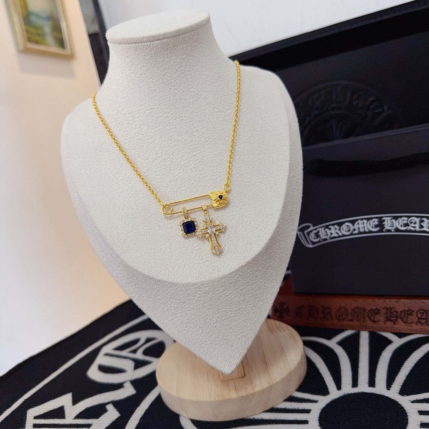 新款【专柜品质】Chrome Hearts克罗心经典复古别针项链 凹凸造型不同的花纹设计风格 呈现出与众