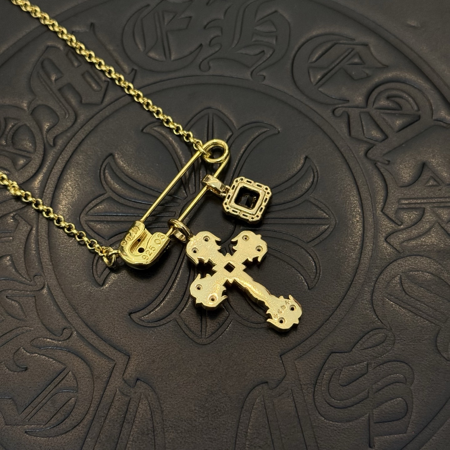 新款【专柜品质】Chrome Hearts克罗心经典复古别针项链 凹凸造型不同的花纹设计风格 呈现出与众