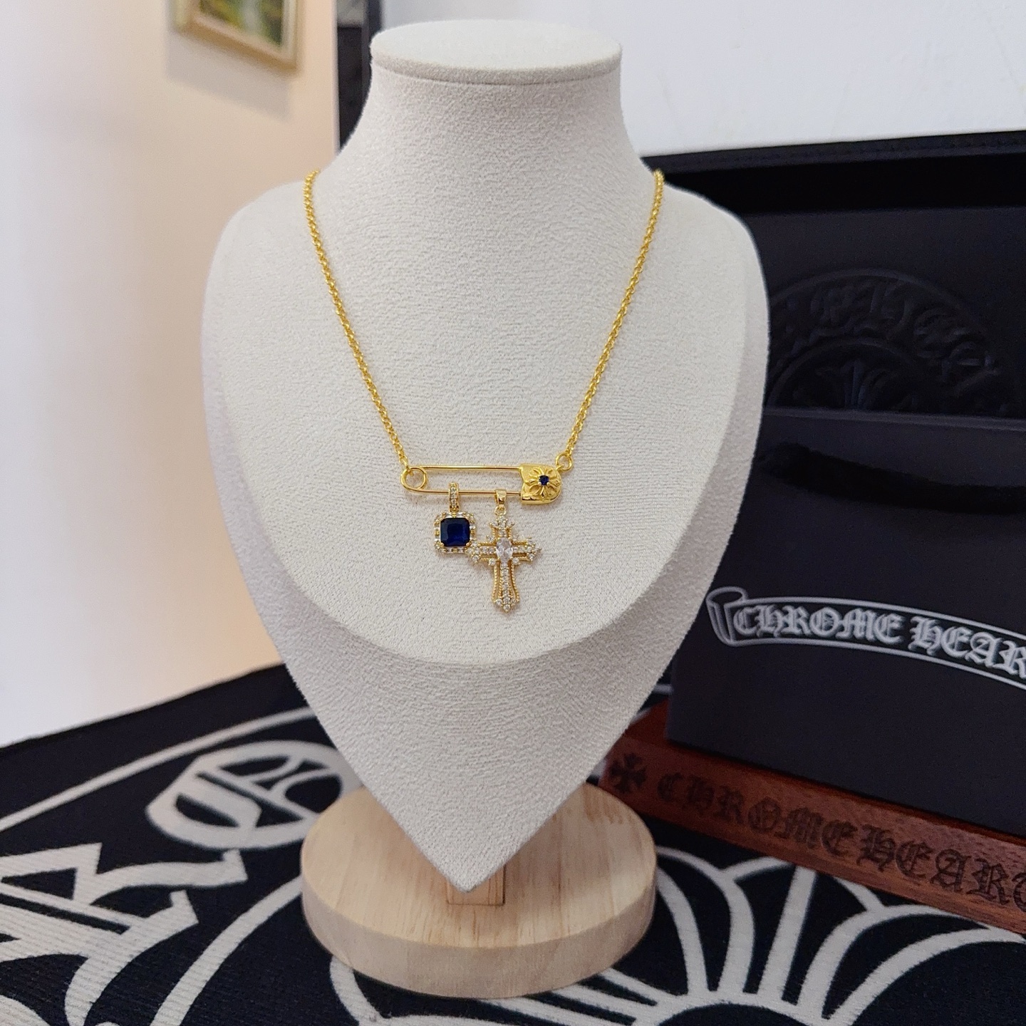 新款【专柜品质】Chrome Hearts克罗心经典复古别针项链 凹凸造型不同的花纹设计风格 呈现出与众