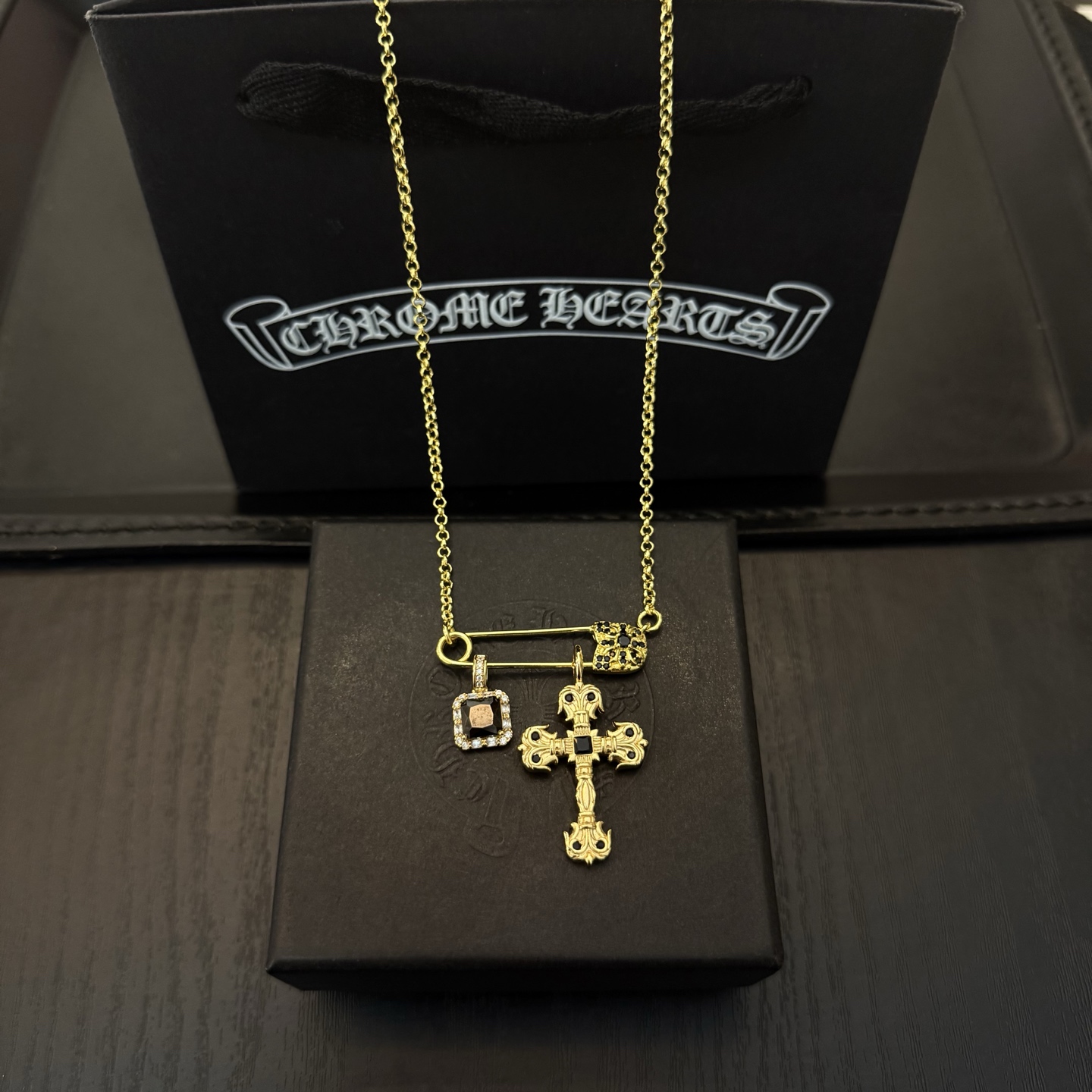 新款【专柜品质】Chrome Hearts克罗心经典复古别针项链 凹凸造型不同的花纹设计风格 呈现出与众