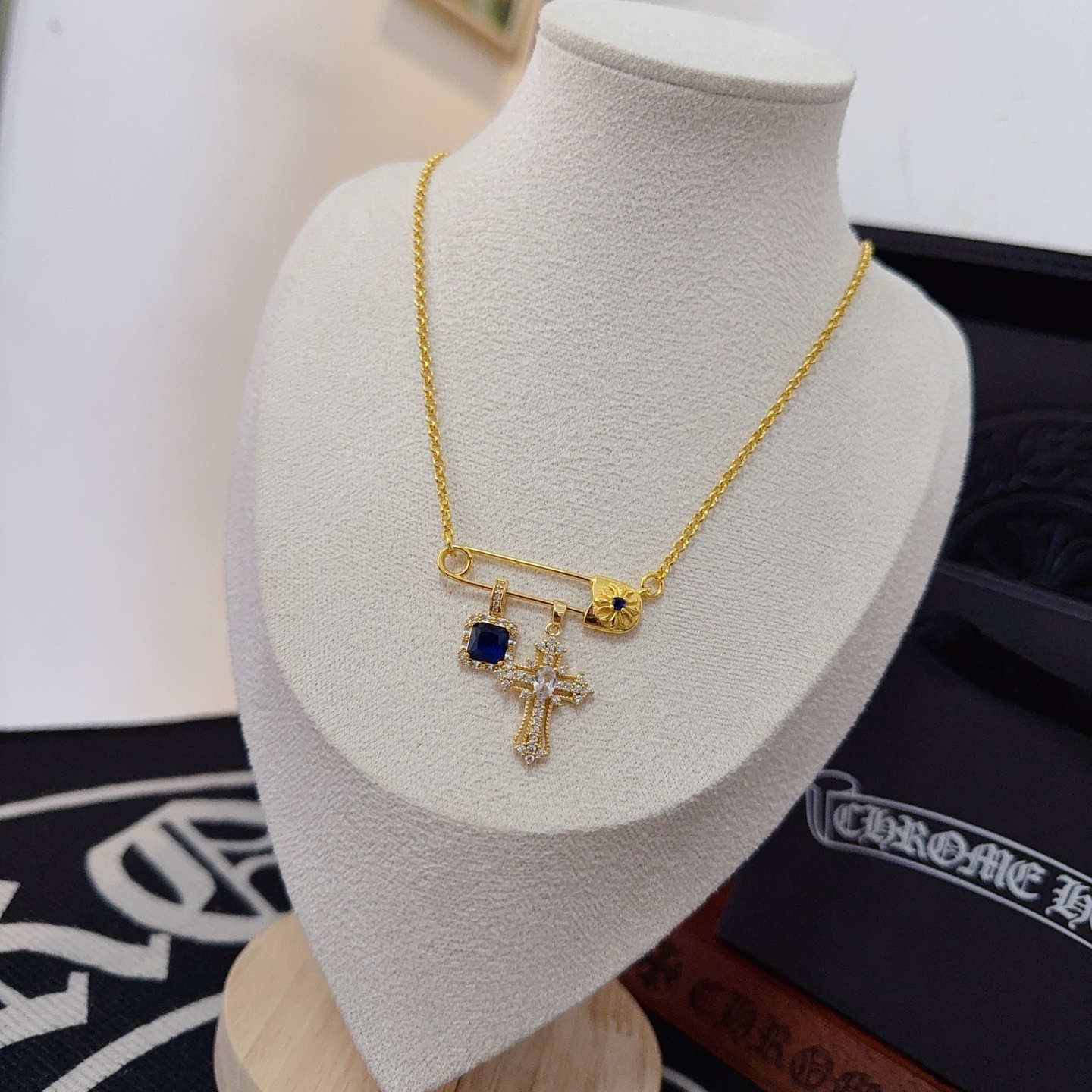 新款【专柜品质】Chrome Hearts克罗心经典复古别针项链 凹凸造型不同的花纹设计风格 呈现出与众