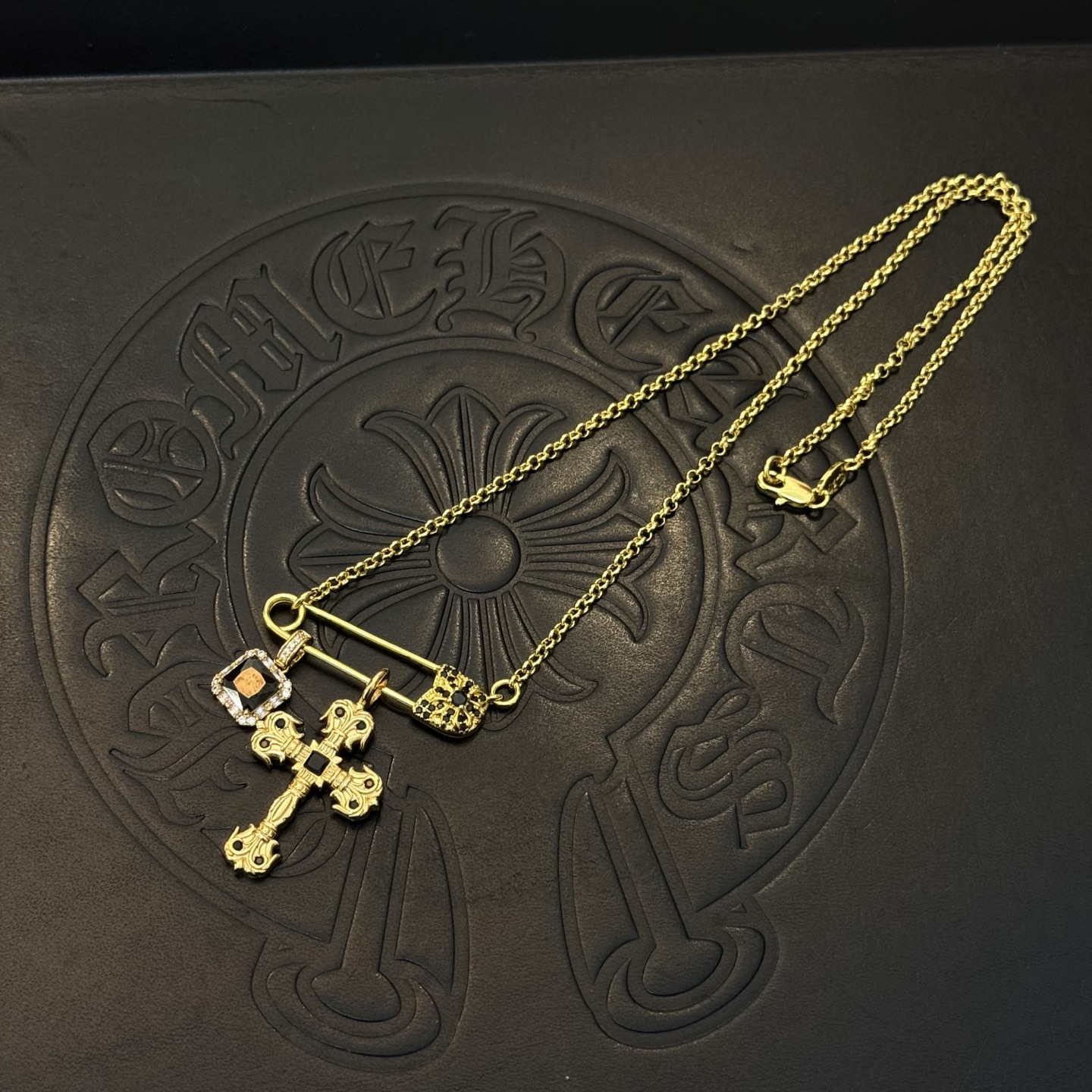 新款【专柜品质】Chrome Hearts克罗心经典复古别针项链 凹凸造型不同的花纹设计风格 呈现出与众