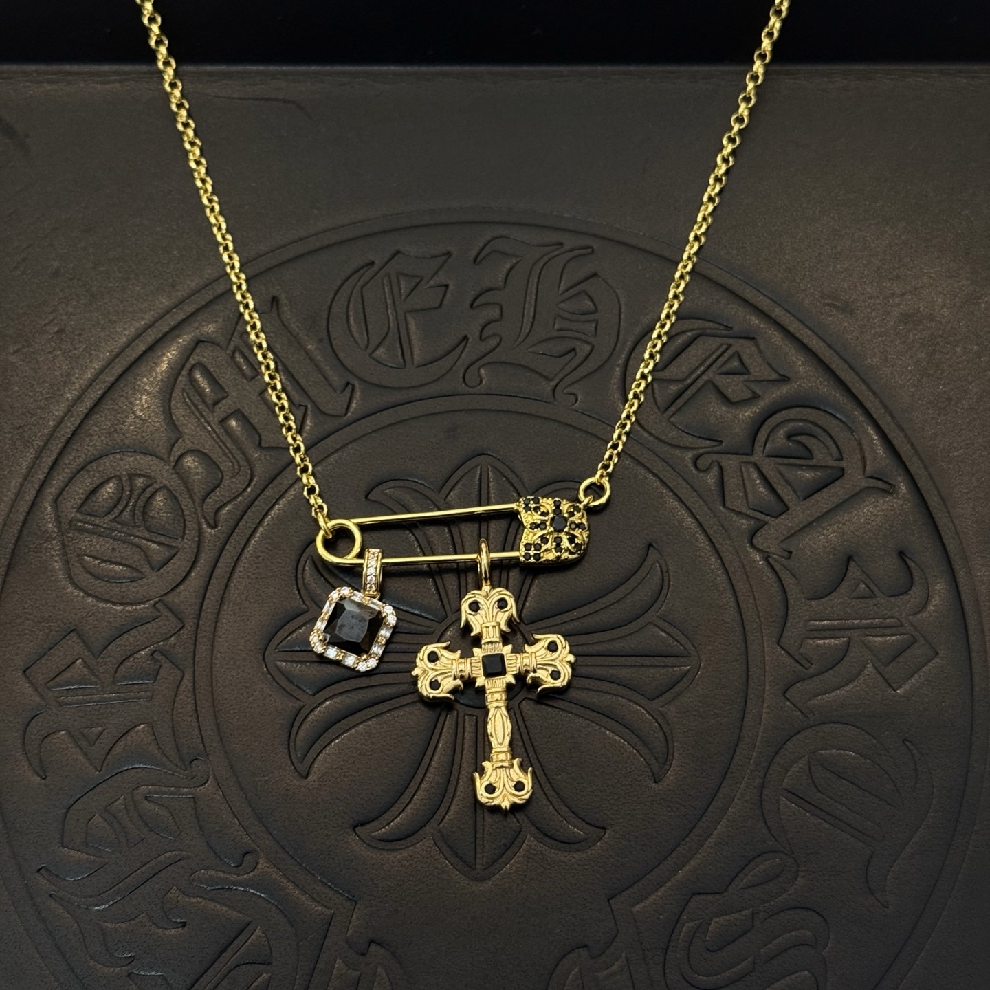 新款【专柜品质】Chrome Hearts克罗心经典复古别针项链 凹凸造型不同的花纹设计风格 呈现出与众