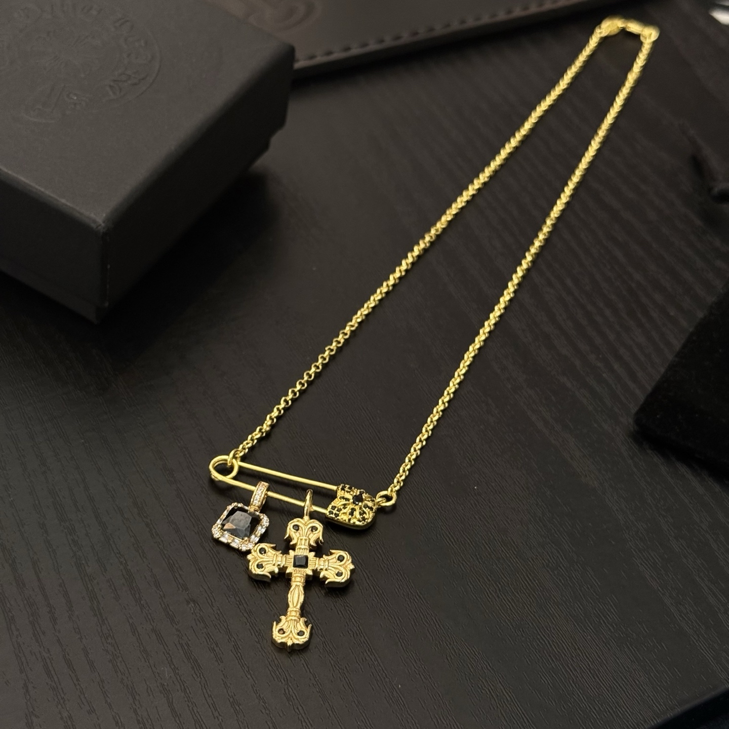 新款【专柜品质】Chrome Hearts克罗心经典复古别针项链 凹凸造型不同的花纹设计风格 呈现出与众