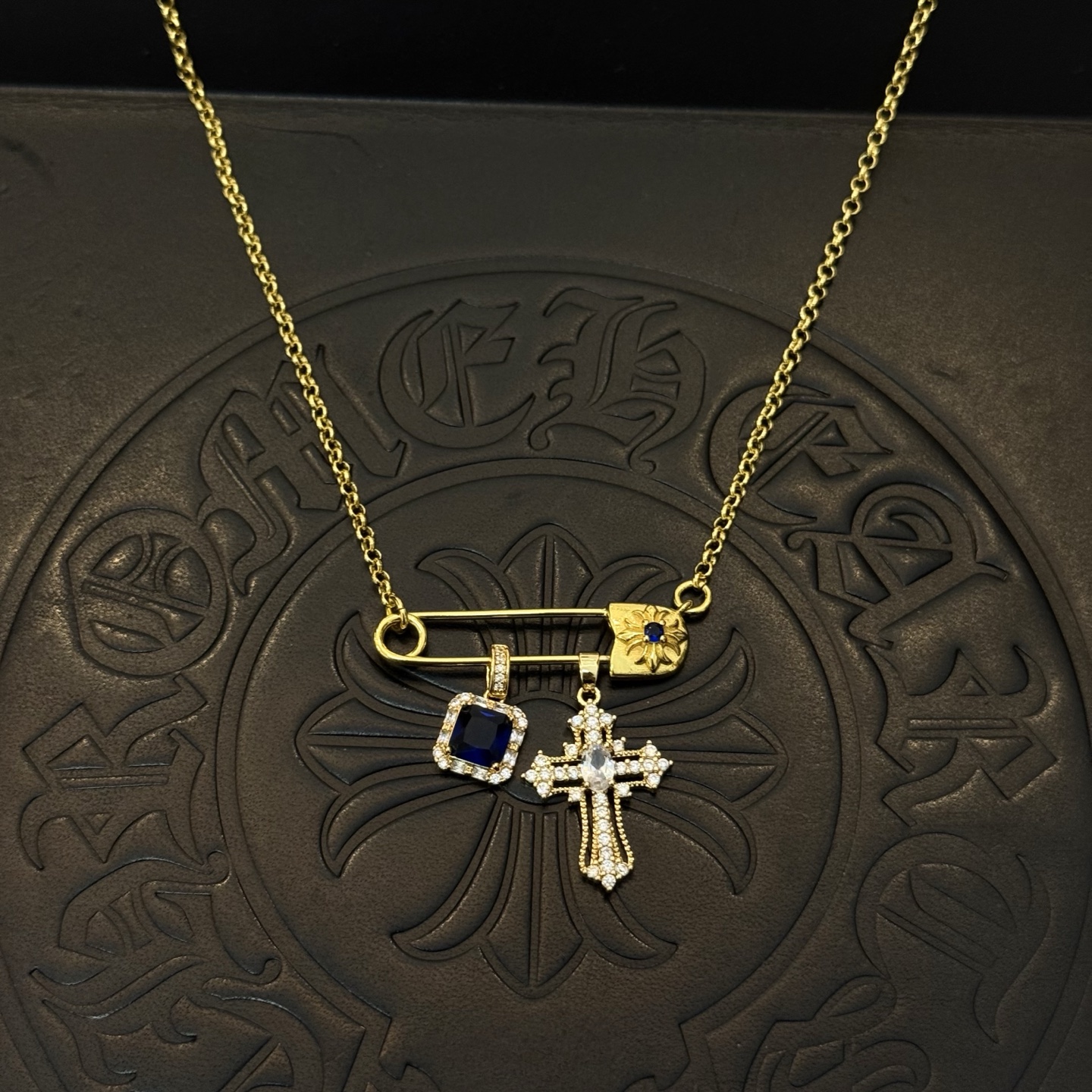 新款【专柜品质】Chrome Hearts克罗心经典复古别针项链 凹凸造型不同的花纹设计风格 呈现出与众