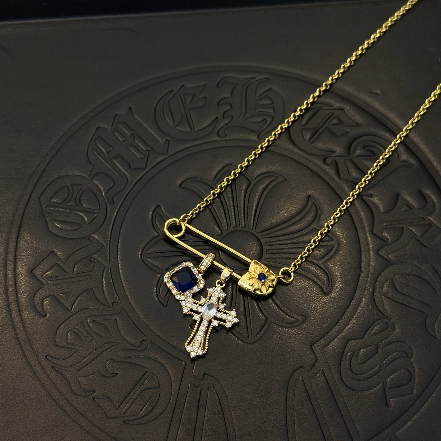 新款【专柜品质】Chrome Hearts克罗心经典复古别针项链 凹凸造型不同的花纹设计风格 呈现出与众