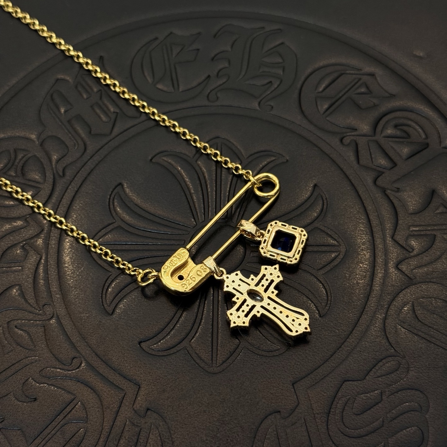 新款【专柜品质】Chrome Hearts克罗心经典复古别针项链 凹凸造型不同的花纹设计风格 呈现出与众