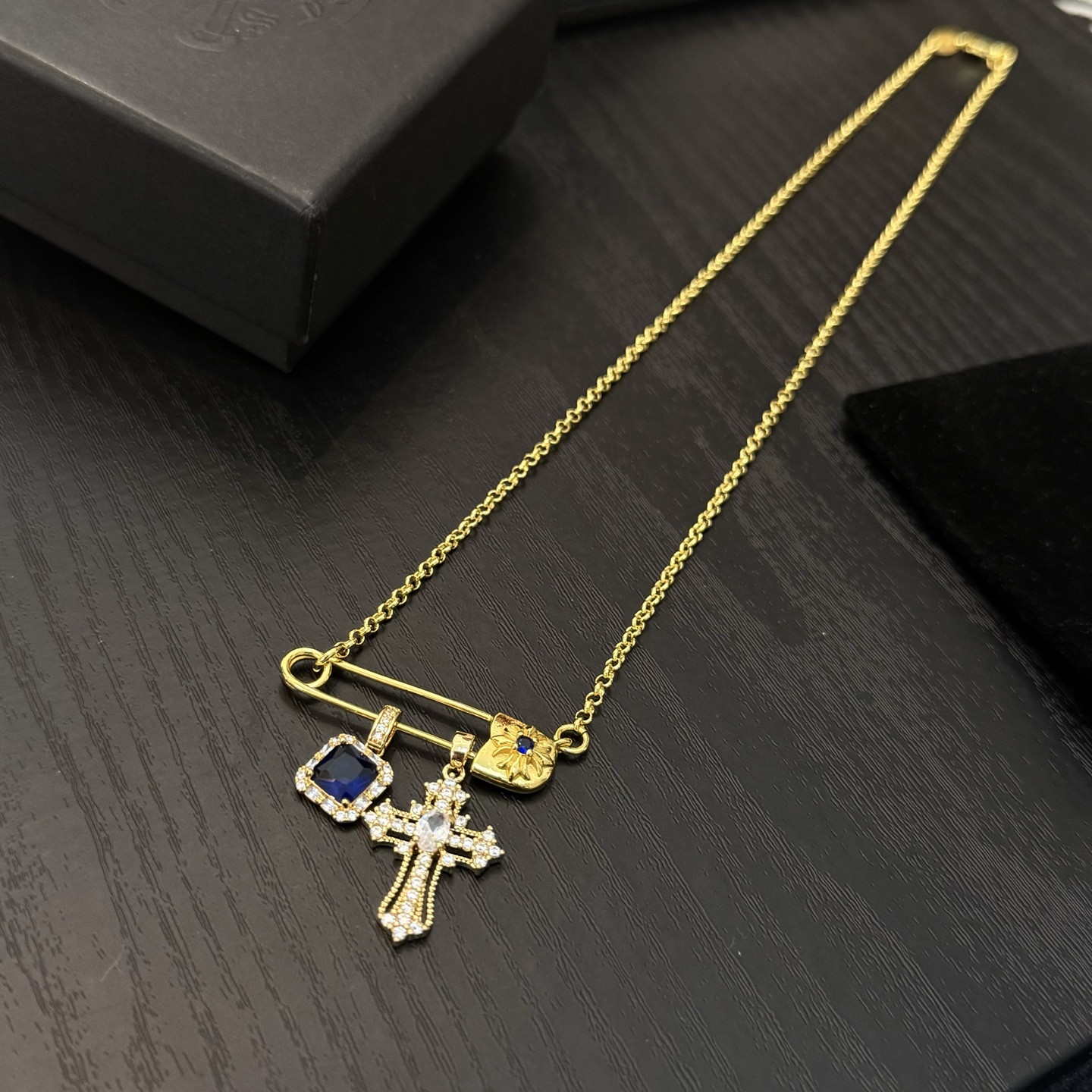 新款【专柜品质】Chrome Hearts克罗心经典复古别针项链 凹凸造型不同的花纹设计风格 呈现出与众