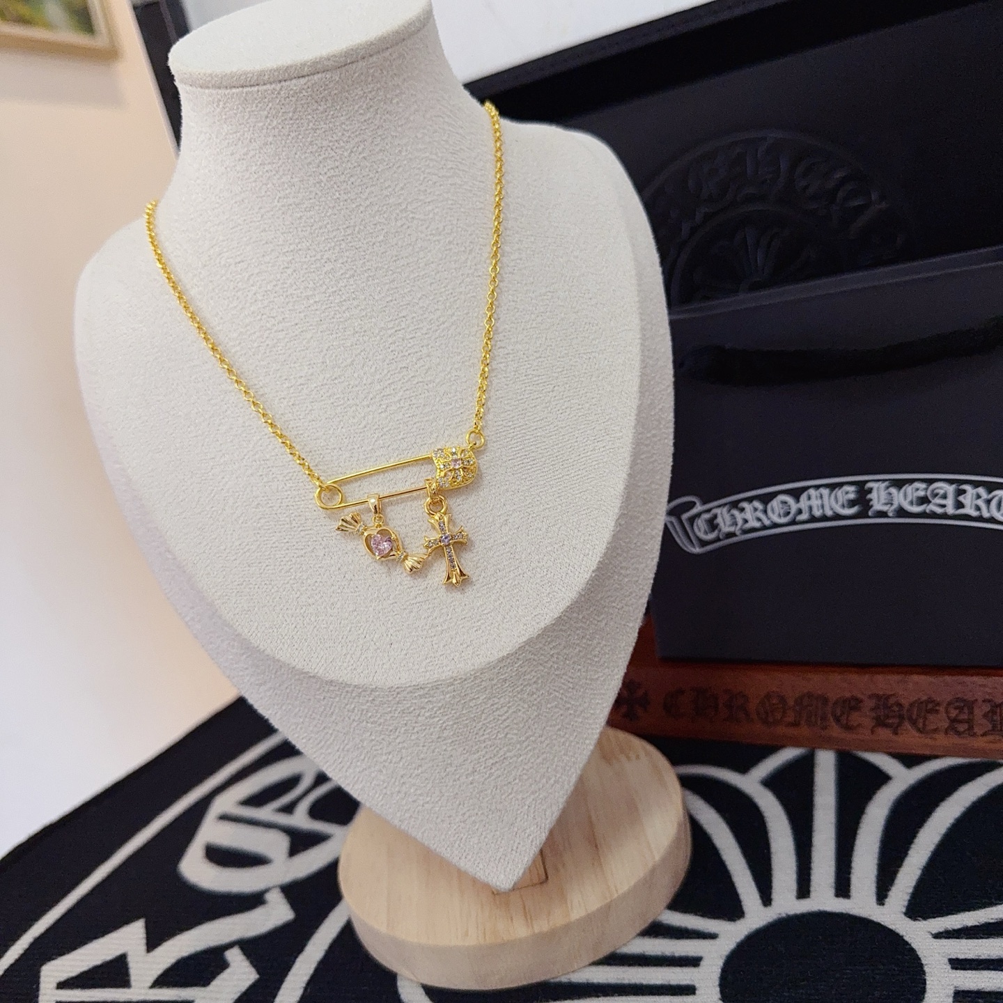 新款【专柜品质】Chrome Hearts克罗心经典复古别针项链 凹凸造型不同的花纹设计风格 呈现出与众