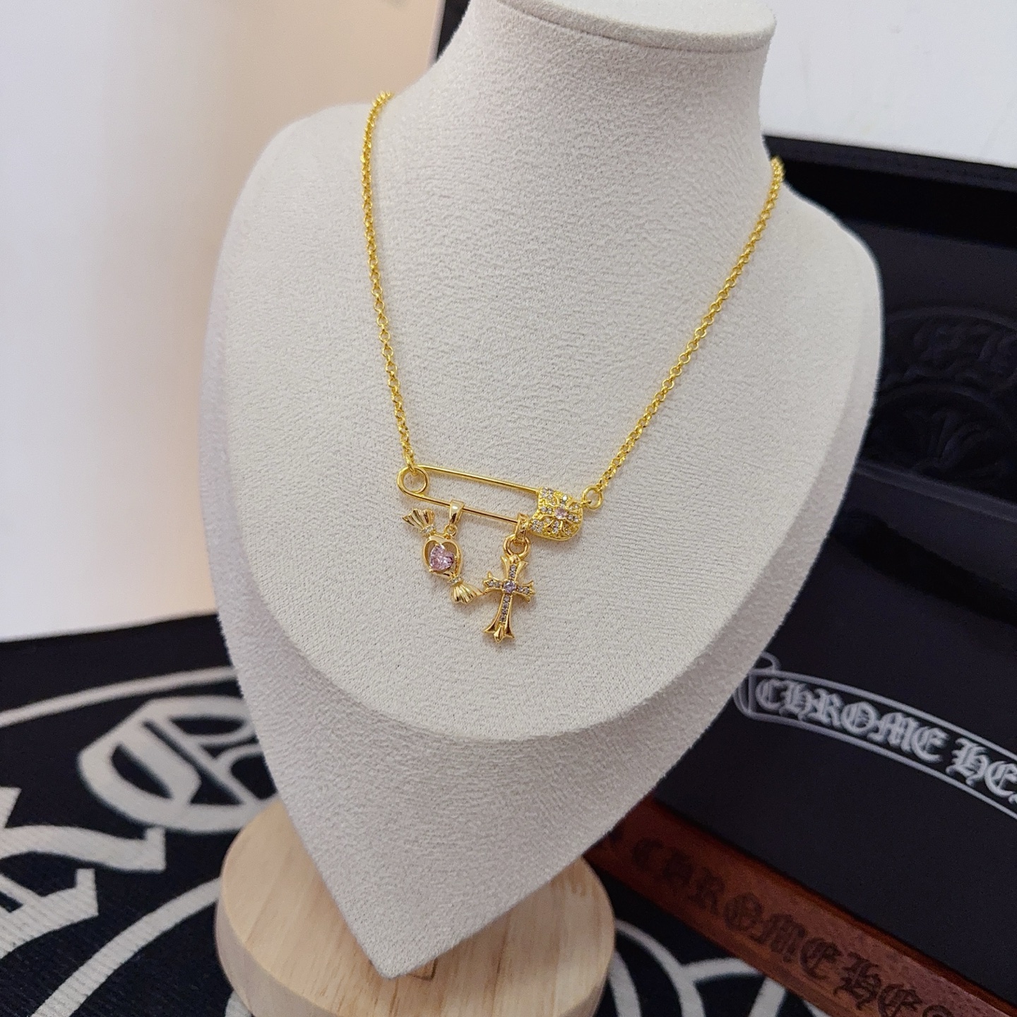 新款【专柜品质】Chrome Hearts克罗心经典复古别针项链 凹凸造型不同的花纹设计风格 呈现出与众