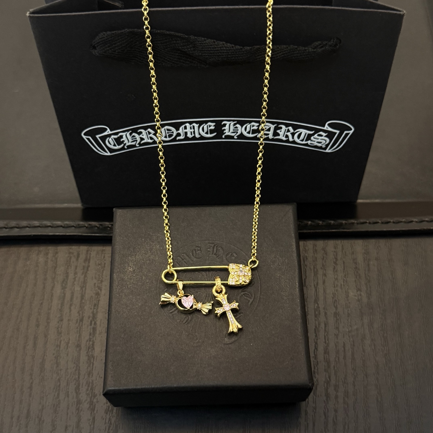 新款【专柜品质】Chrome Hearts克罗心经典复古别针项链 凹凸造型不同的花纹设计风格 呈现出与众