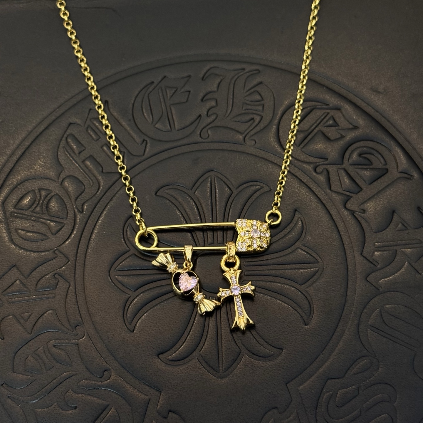 新款【专柜品质】Chrome Hearts克罗心经典复古别针项链 凹凸造型不同的花纹设计风格 呈现出与众