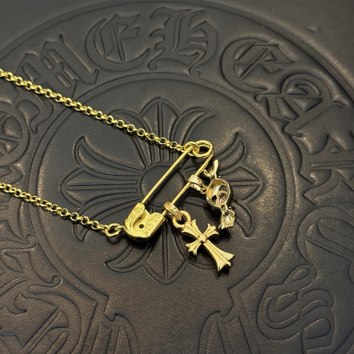 新款【专柜品质】Chrome Hearts克罗心经典复古别针项链 凹凸造型不同的花纹设计风格 呈现出与众