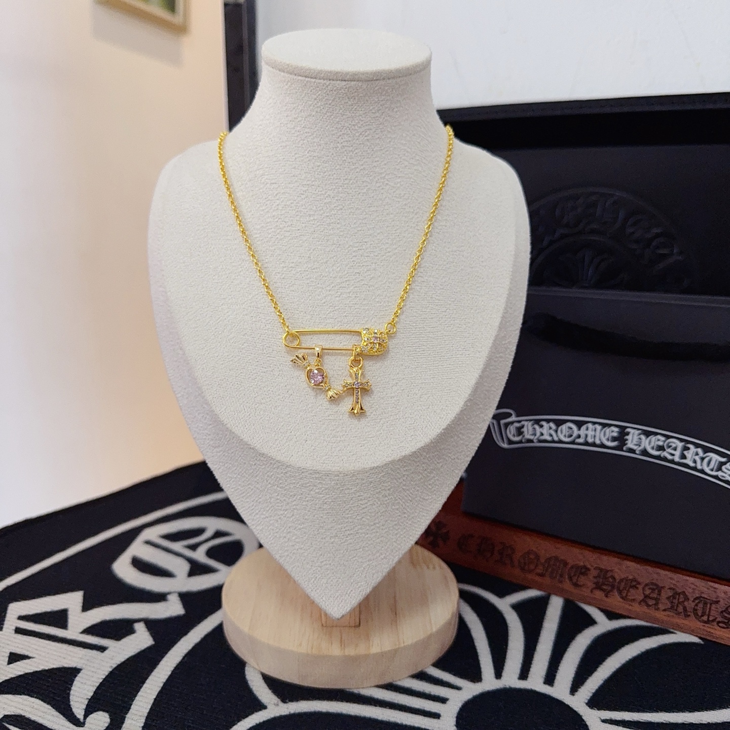 新款【专柜品质】Chrome Hearts克罗心经典复古别针项链 凹凸造型不同的花纹设计风格 呈现出与众