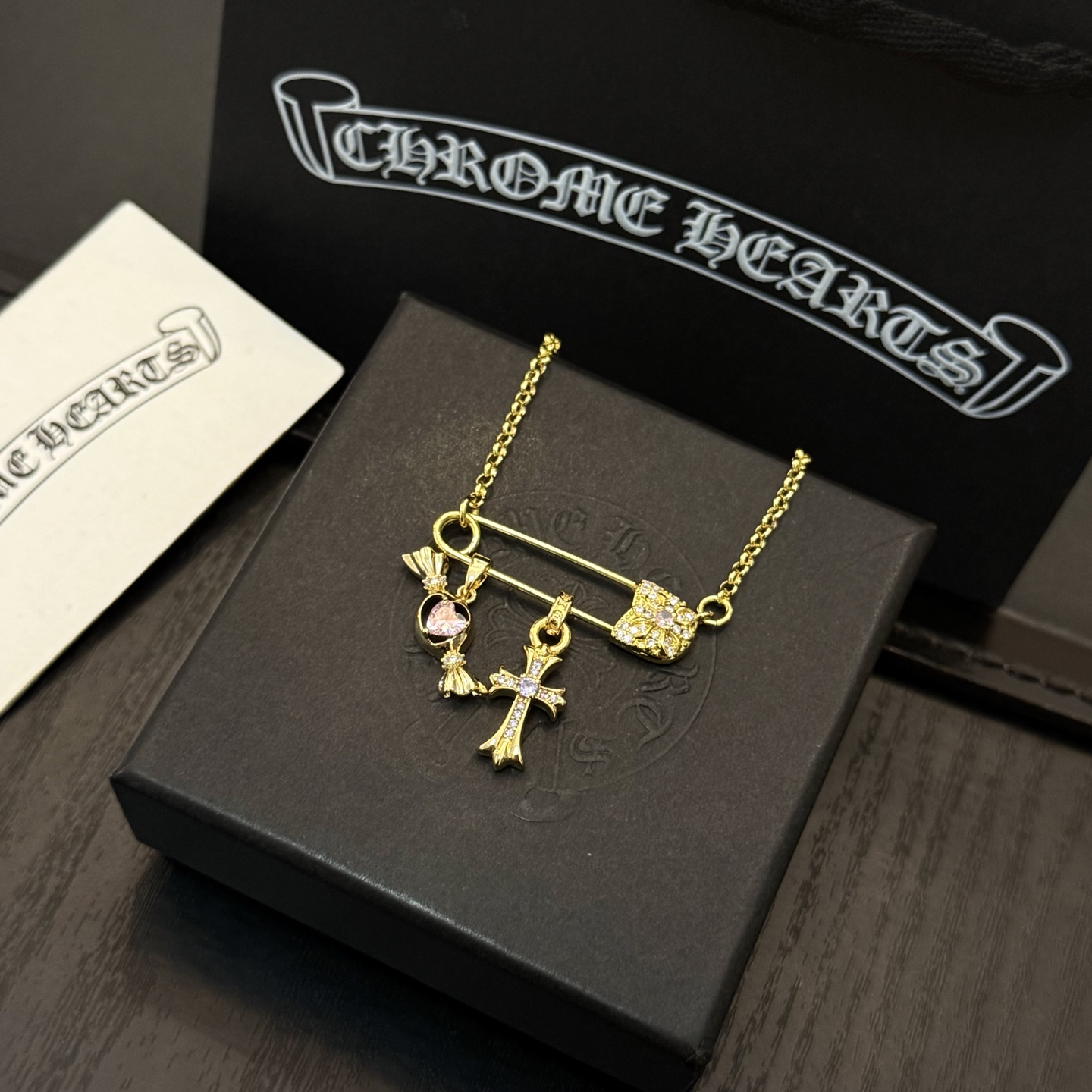 新款【专柜品质】Chrome Hearts克罗心经典复古别针项链 凹凸造型不同的花纹设计风格 呈现出与众