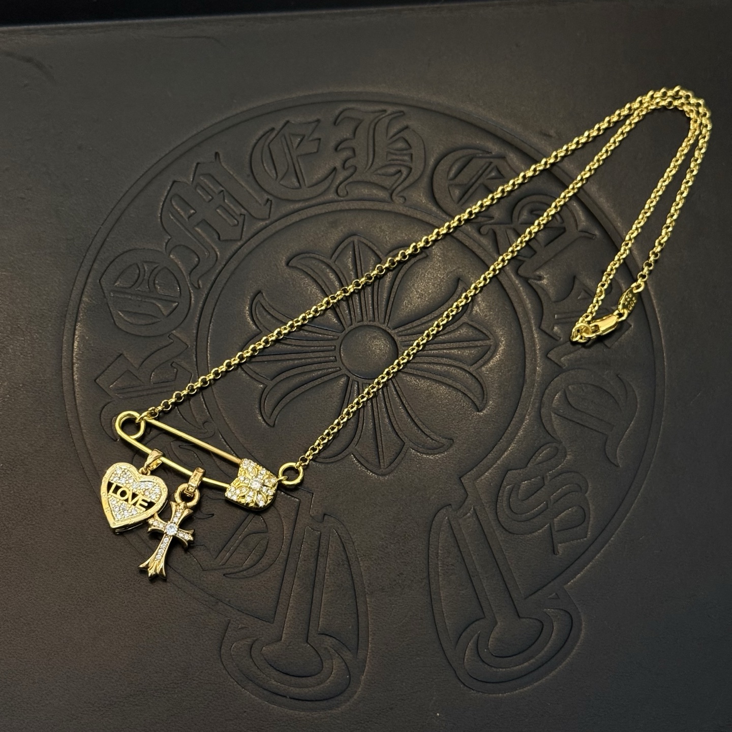 新款【专柜品质】Chrome Hearts克罗心经典复古别针项链 凹凸造型不同的花纹设计风格 呈现出与众