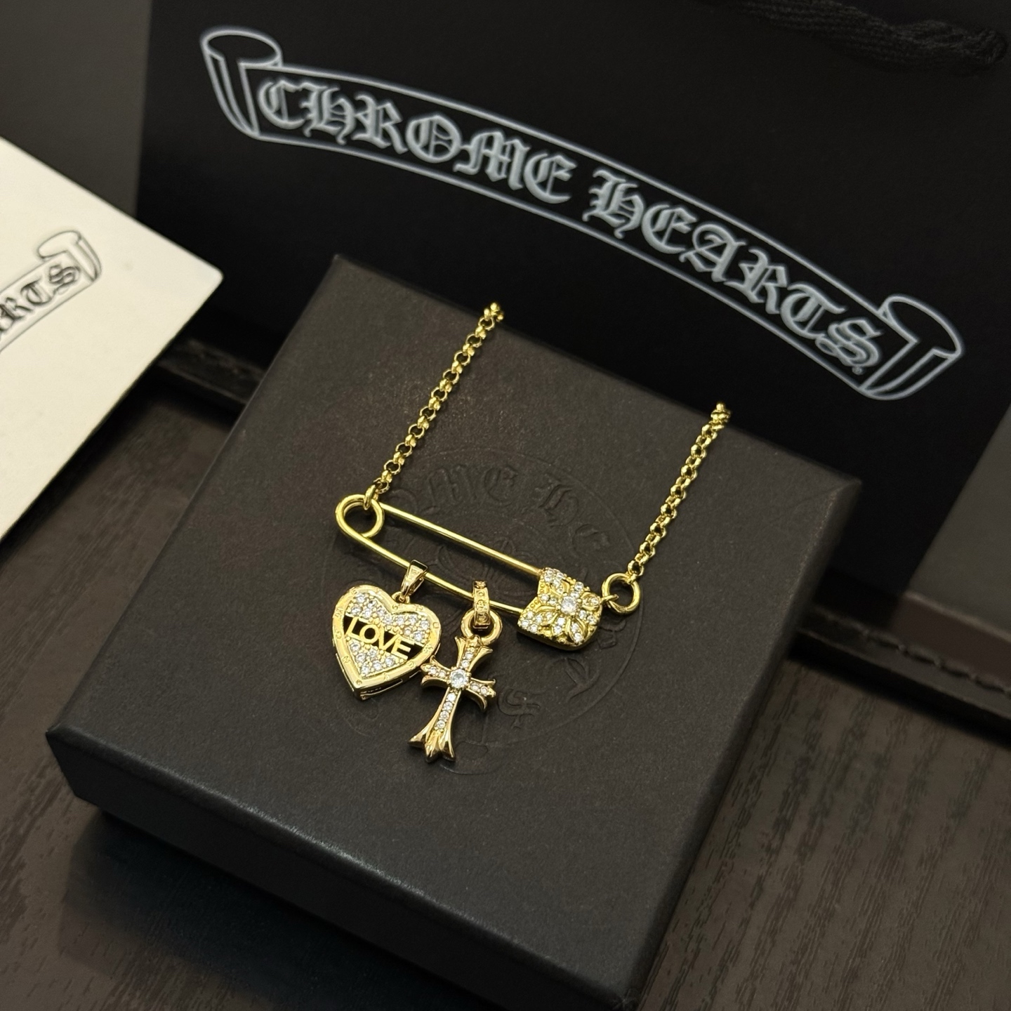 新款【专柜品质】Chrome Hearts克罗心经典复古别针项链 凹凸造型不同的花纹设计风格 呈现出与众