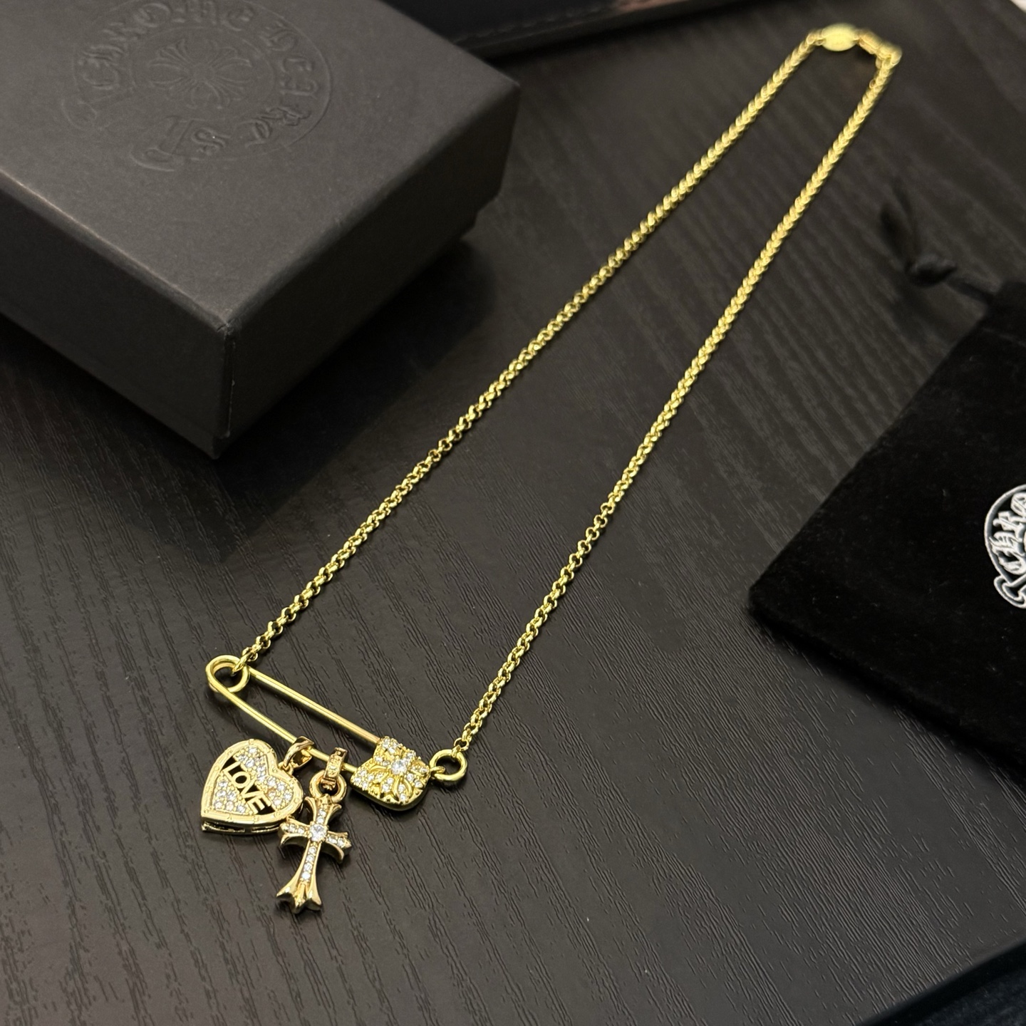 新款【专柜品质】Chrome Hearts克罗心经典复古别针项链 凹凸造型不同的花纹设计风格 呈现出与众