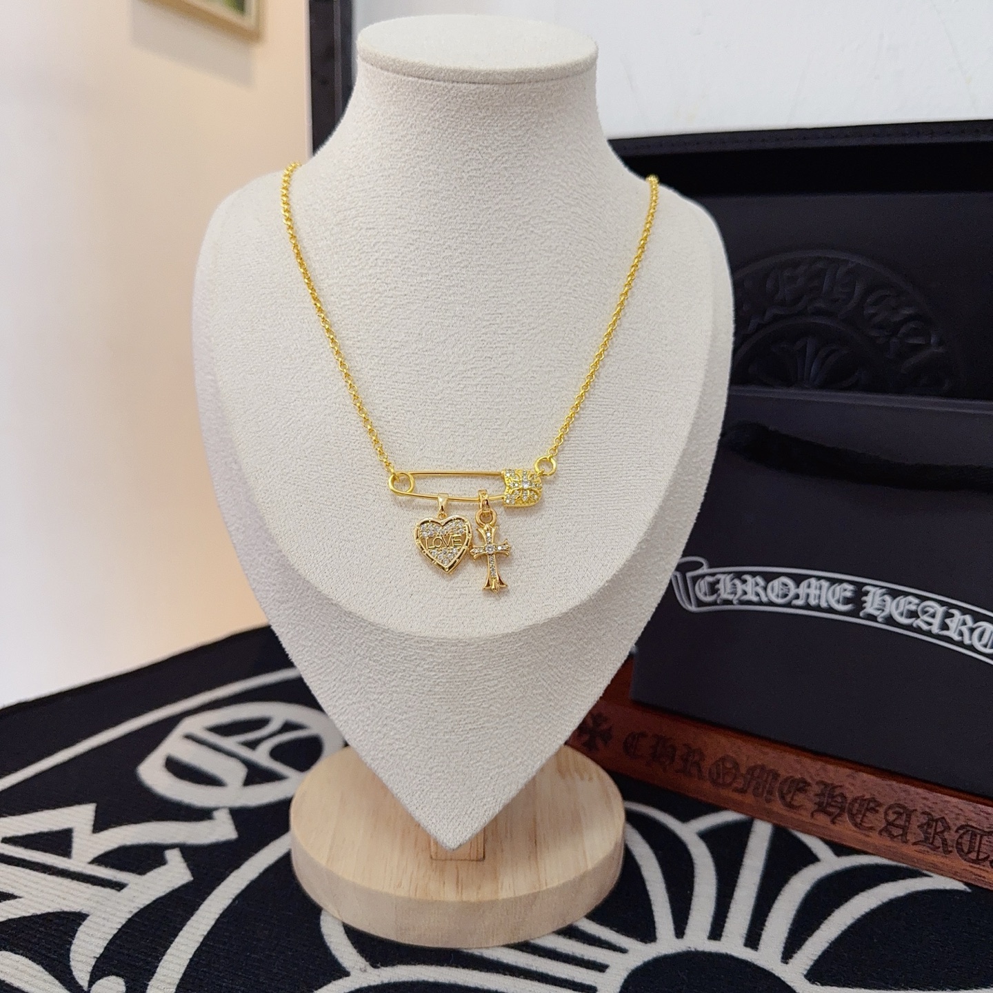 新款【专柜品质】Chrome Hearts克罗心经典复古别针项链 凹凸造型不同的花纹设计风格 呈现出与众