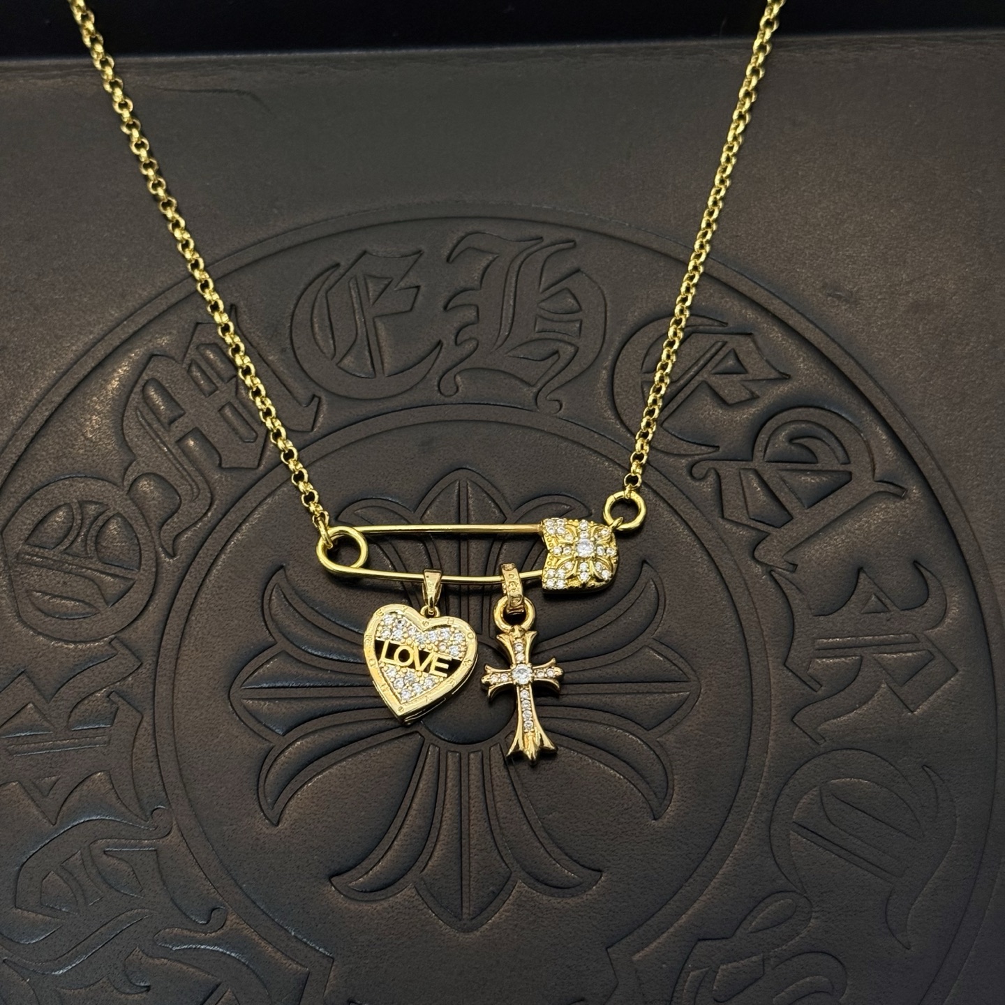 新款【专柜品质】Chrome Hearts克罗心经典复古别针项链 凹凸造型不同的花纹设计风格 呈现出与众