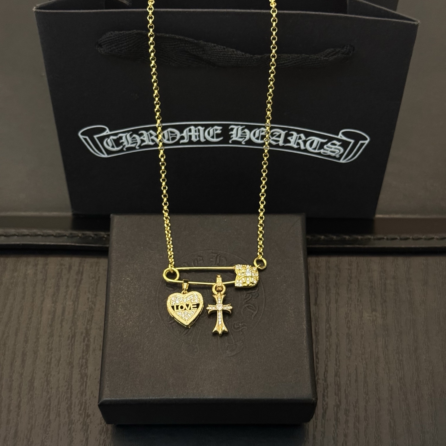 新款【专柜品质】Chrome Hearts克罗心经典复古别针项链 凹凸造型不同的花纹设计风格 呈现出与众