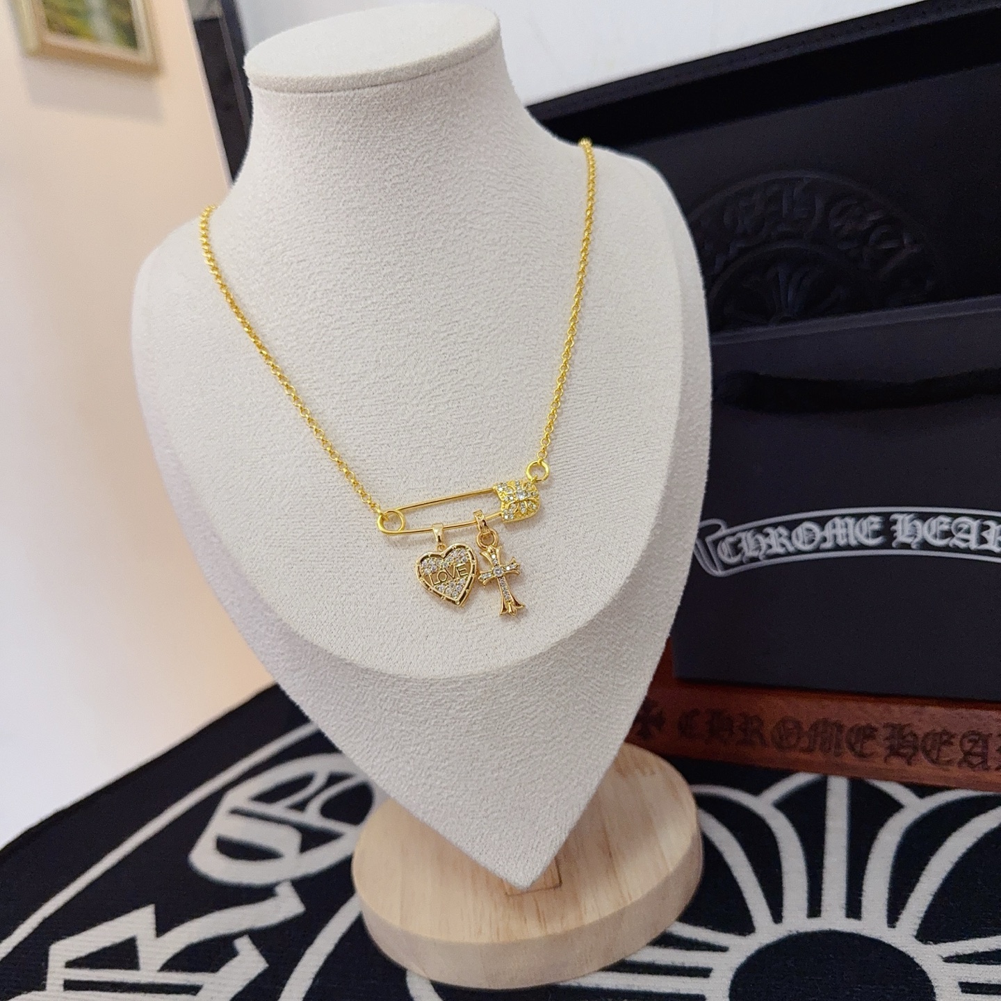 新款【专柜品质】Chrome Hearts克罗心经典复古别针项链 凹凸造型不同的花纹设计风格 呈现出与众