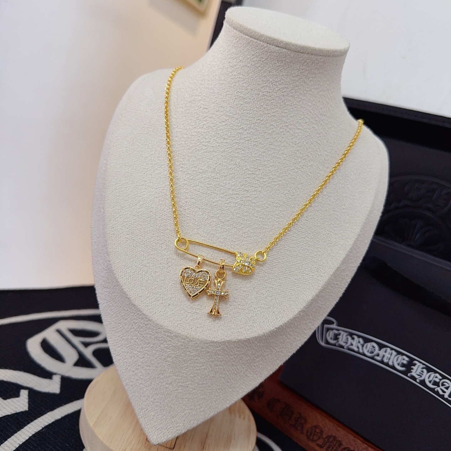 新款【专柜品质】Chrome Hearts克罗心经典复古别针项链 凹凸造型不同的花纹设计风格 呈现出与众