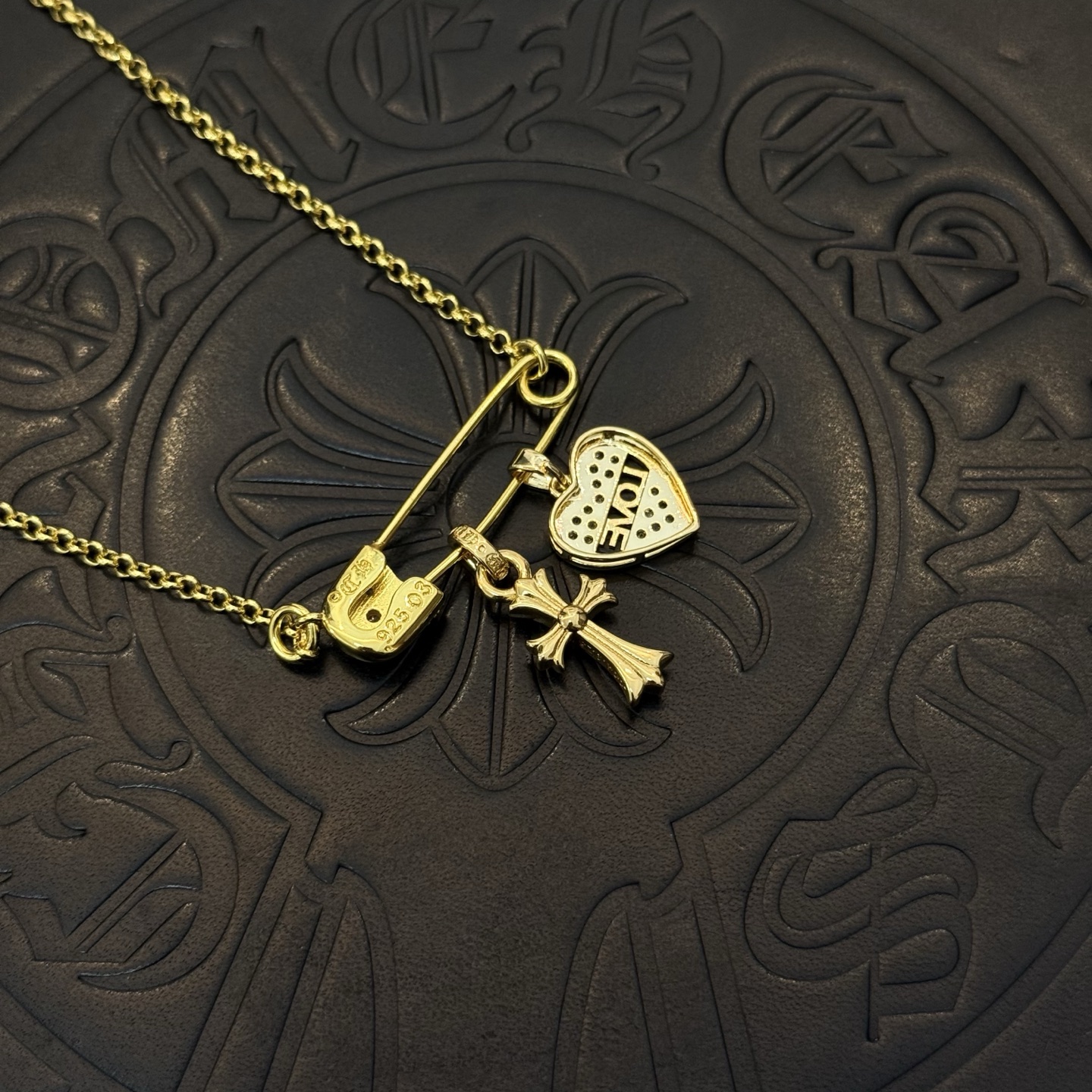 新款【专柜品质】Chrome Hearts克罗心经典复古别针项链 凹凸造型不同的花纹设计风格 呈现出与众