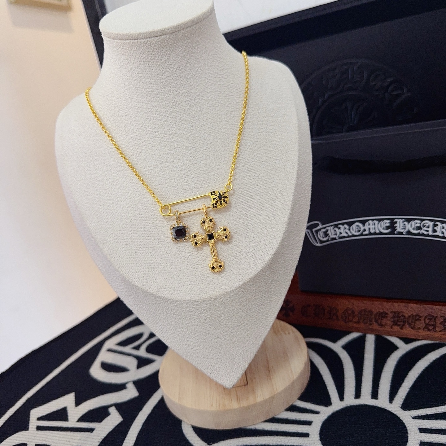 新款【专柜品质】Chrome Hearts克罗心经典复古别针项链 凹凸造型不同的花纹设计风格 呈现出与众