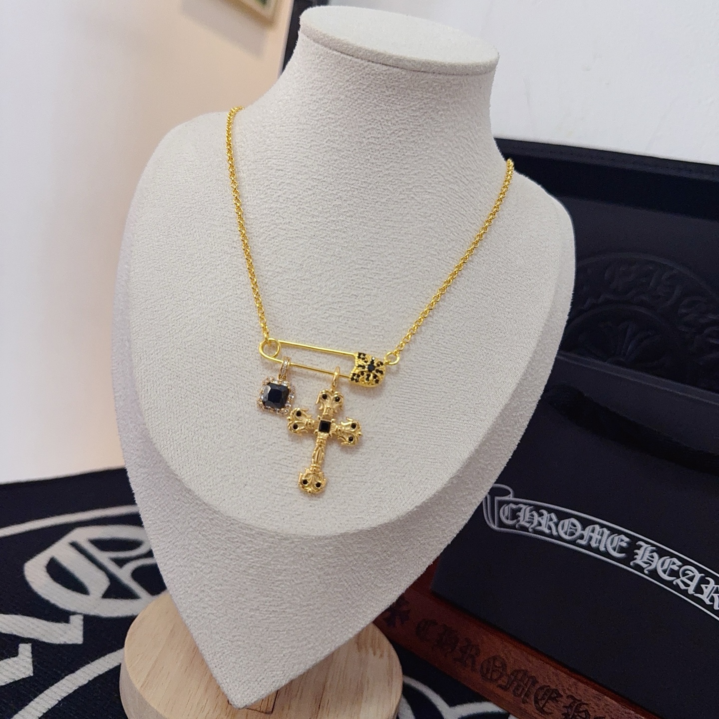 新款【专柜品质】Chrome Hearts克罗心经典复古别针项链 凹凸造型不同的花纹设计风格 呈现出与众