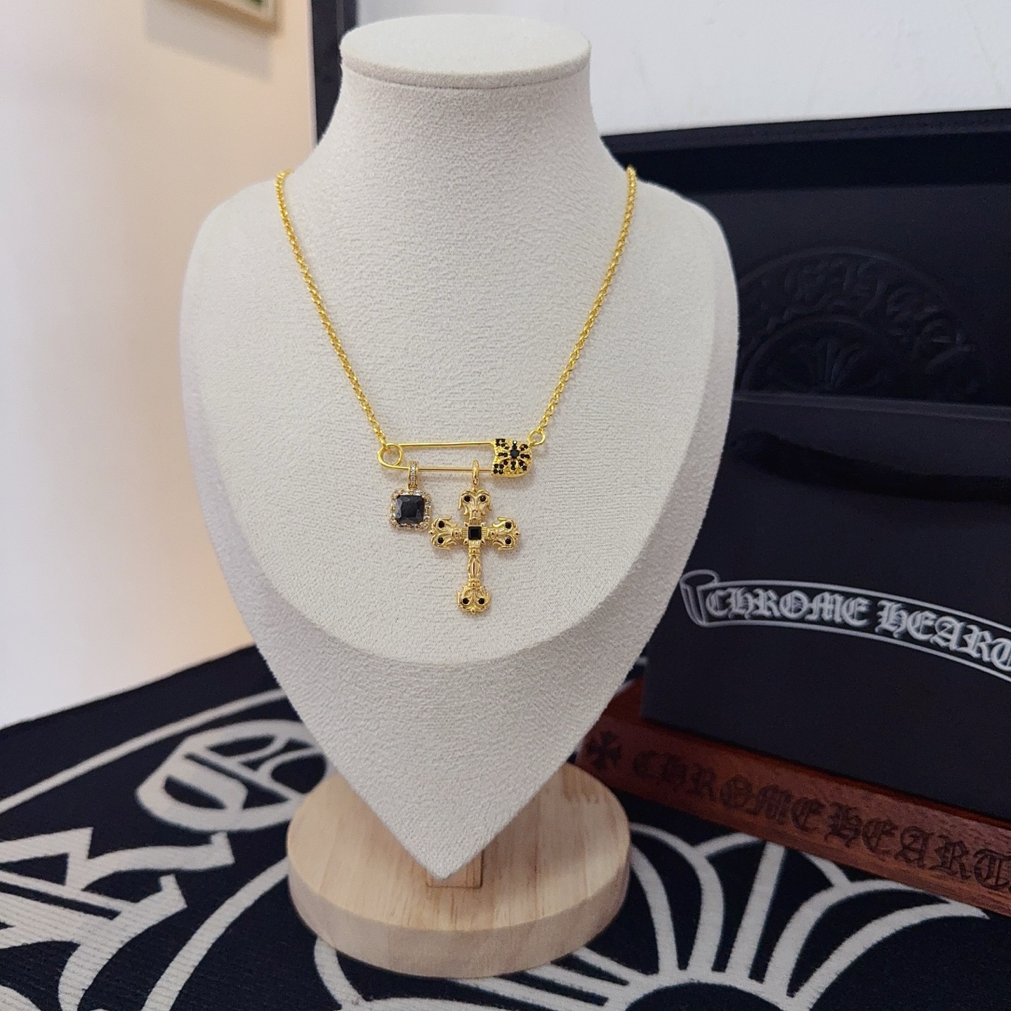 新款【专柜品质】Chrome Hearts克罗心经典复古别针项链 凹凸造型不同的花纹设计风格 呈现出与众