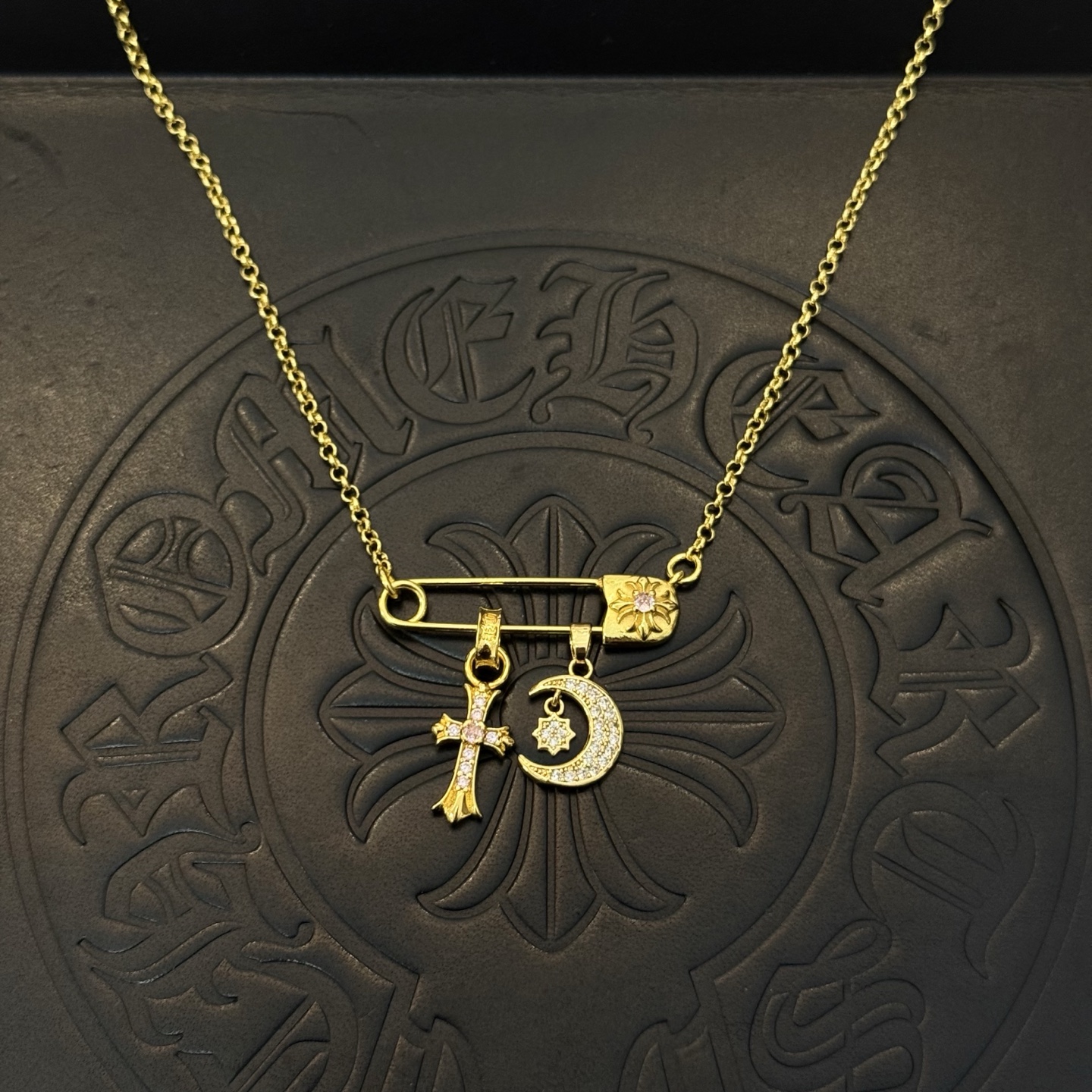 新款【专柜品质】Chrome Hearts克罗心经典复古别针项链 凹凸造型不同的花纹设计风格 呈现出与众