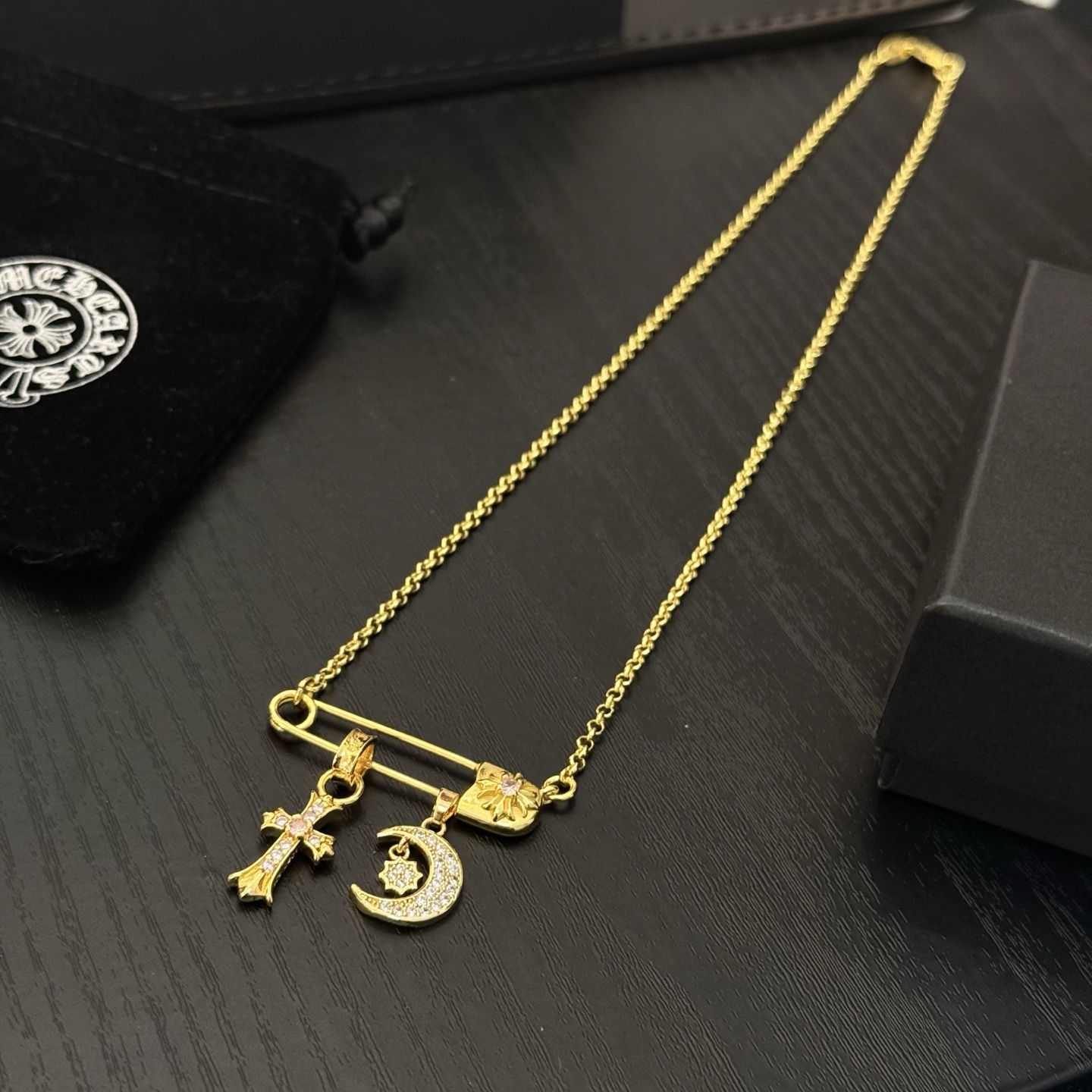 新款【专柜品质】Chrome Hearts克罗心经典复古别针项链 凹凸造型不同的花纹设计风格 呈现出与众