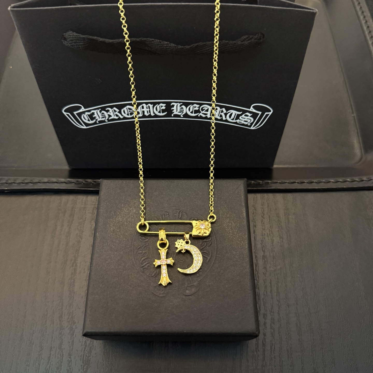 新款【专柜品质】Chrome Hearts克罗心经典复古别针项链 凹凸造型不同的花纹设计风格 呈现出与众