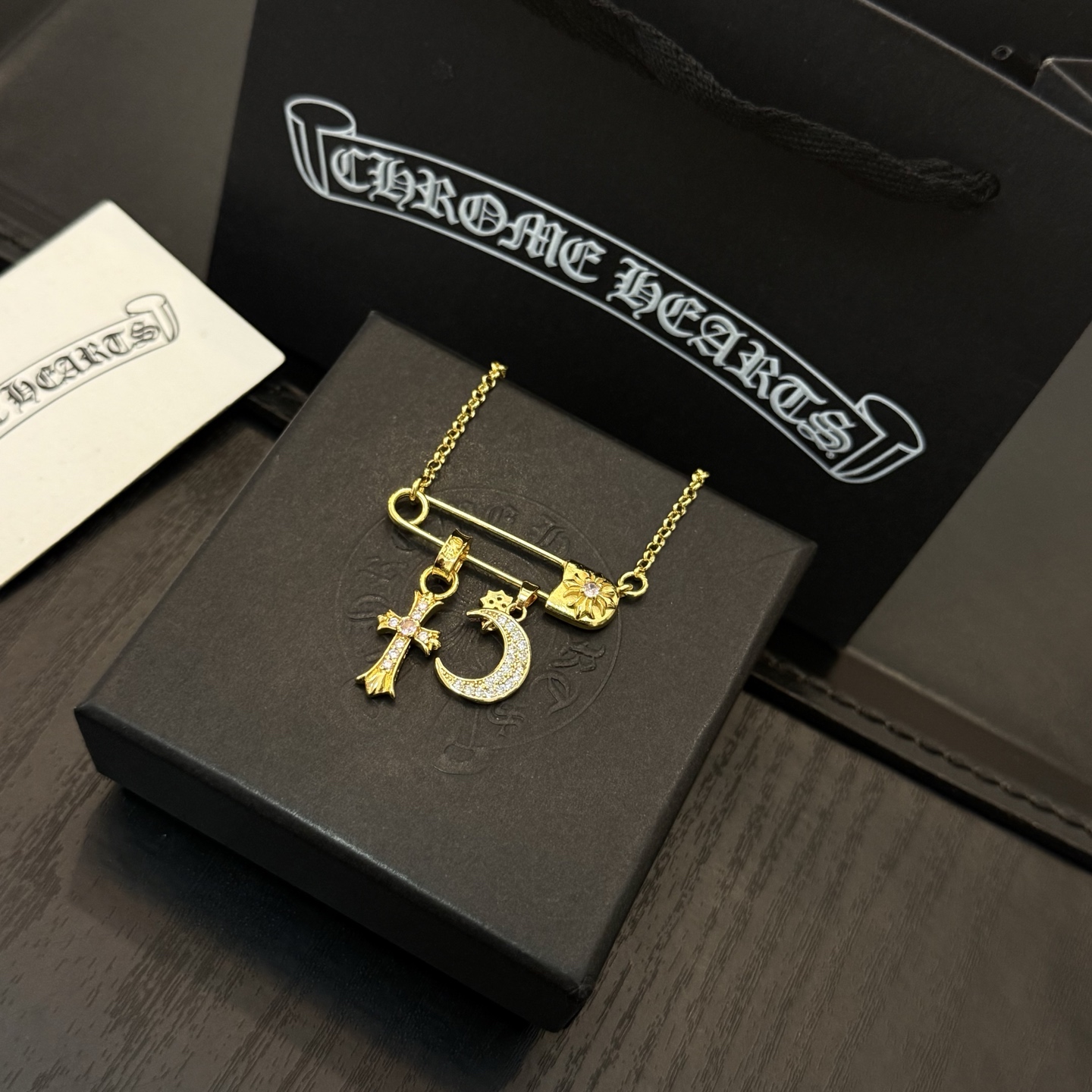 新款【专柜品质】Chrome Hearts克罗心经典复古别针项链 凹凸造型不同的花纹设计风格 呈现出与众