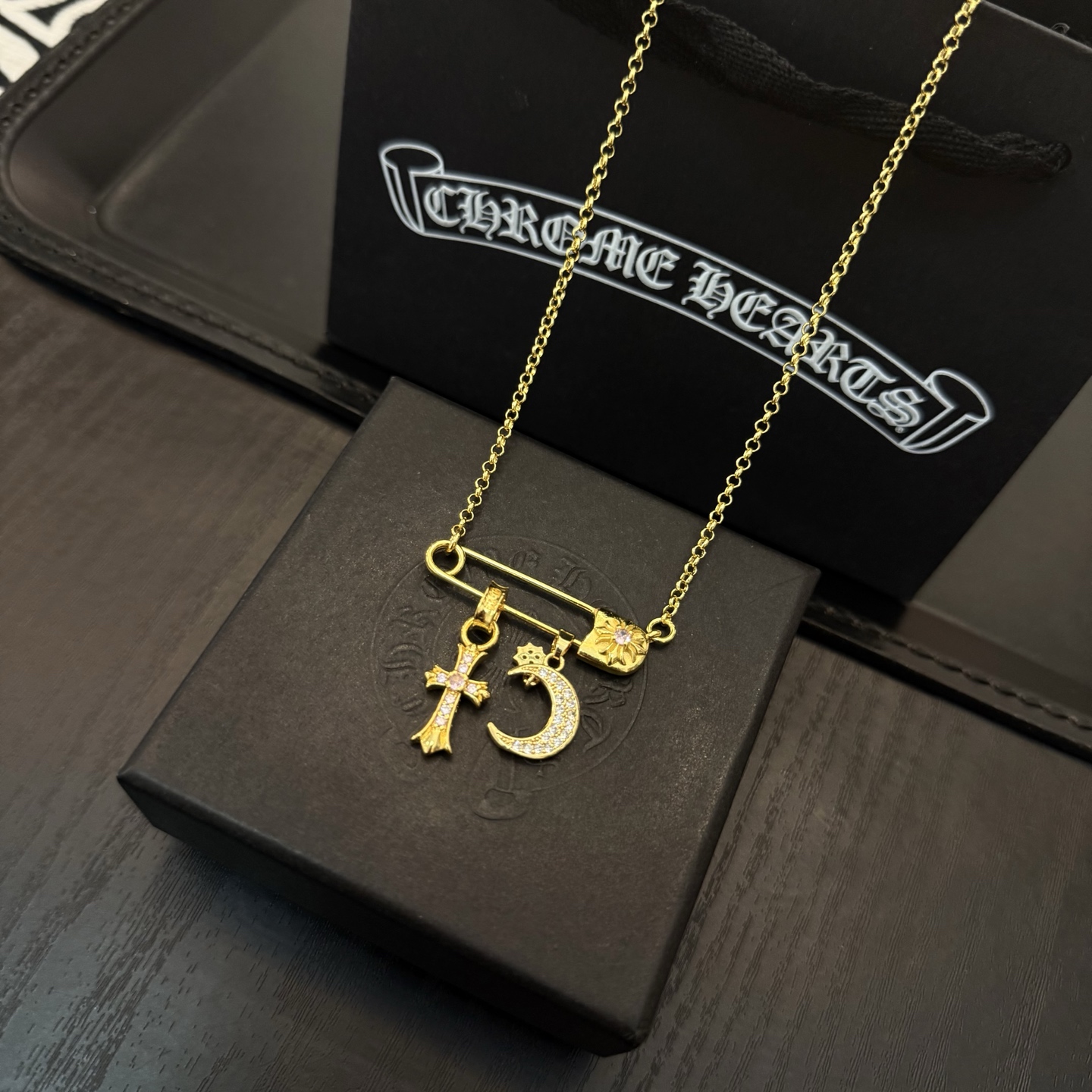 新款【专柜品质】Chrome Hearts克罗心经典复古别针项链 凹凸造型不同的花纹设计风格 呈现出与众