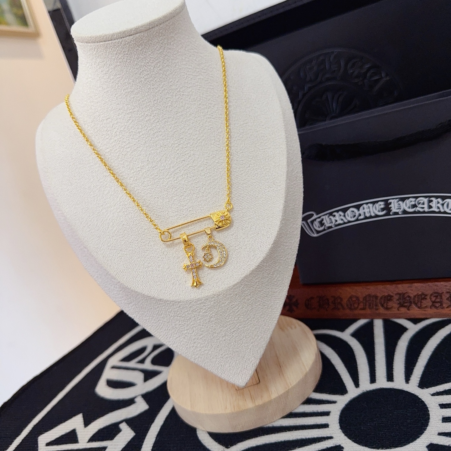 新款【专柜品质】Chrome Hearts克罗心经典复古别针项链 凹凸造型不同的花纹设计风格 呈现出与众