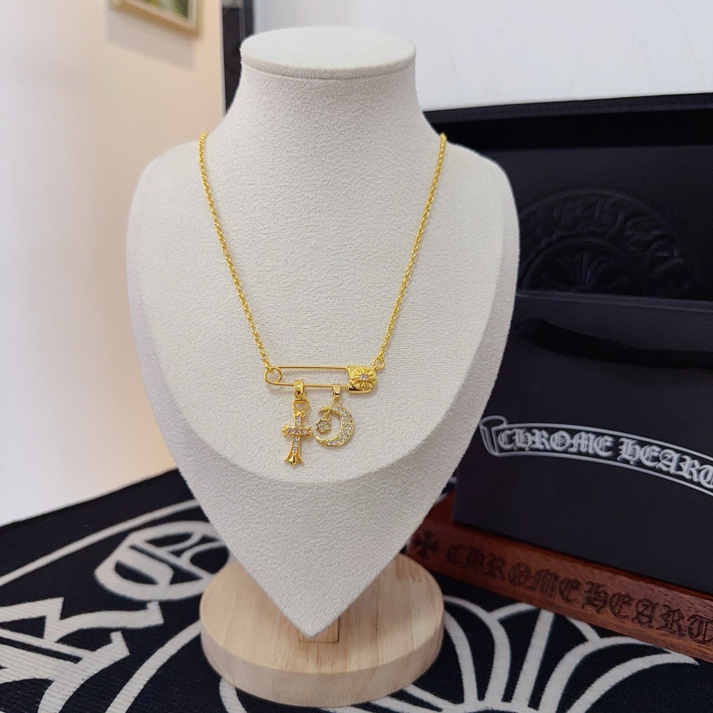 新款【专柜品质】Chrome Hearts克罗心经典复古别针项链 凹凸造型不同的花纹设计风格 呈现出与众