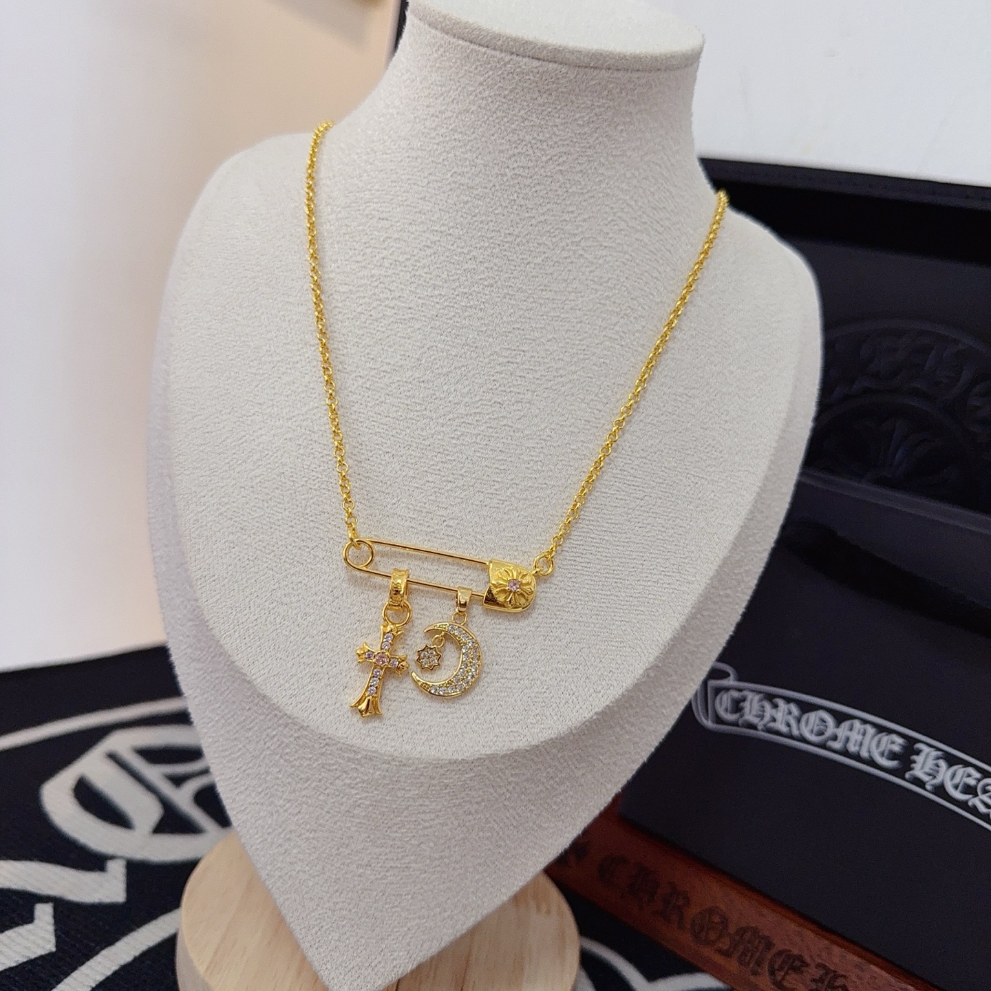 新款【专柜品质】Chrome Hearts克罗心经典复古别针项链 凹凸造型不同的花纹设计风格 呈现出与众