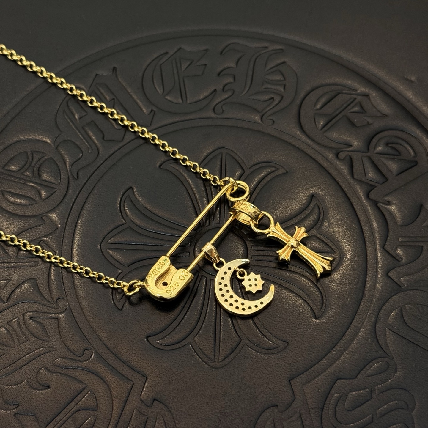 新款【专柜品质】Chrome Hearts克罗心经典复古别针项链 凹凸造型不同的花纹设计风格 呈现出与众