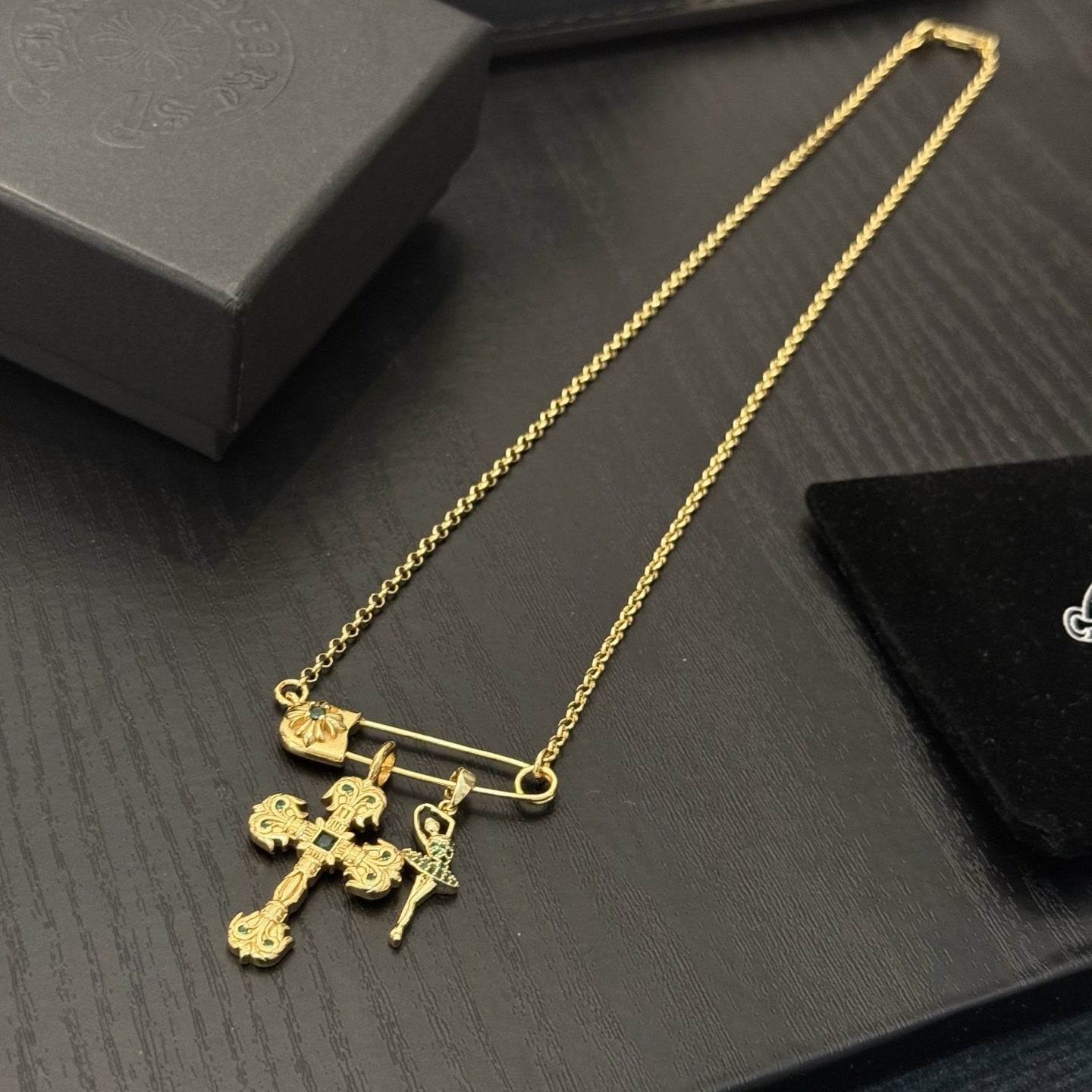 新款【专柜品质】Chrome Hearts克罗心经典复古别针项链 凹凸造型不同的花纹设计风格 呈现出与众