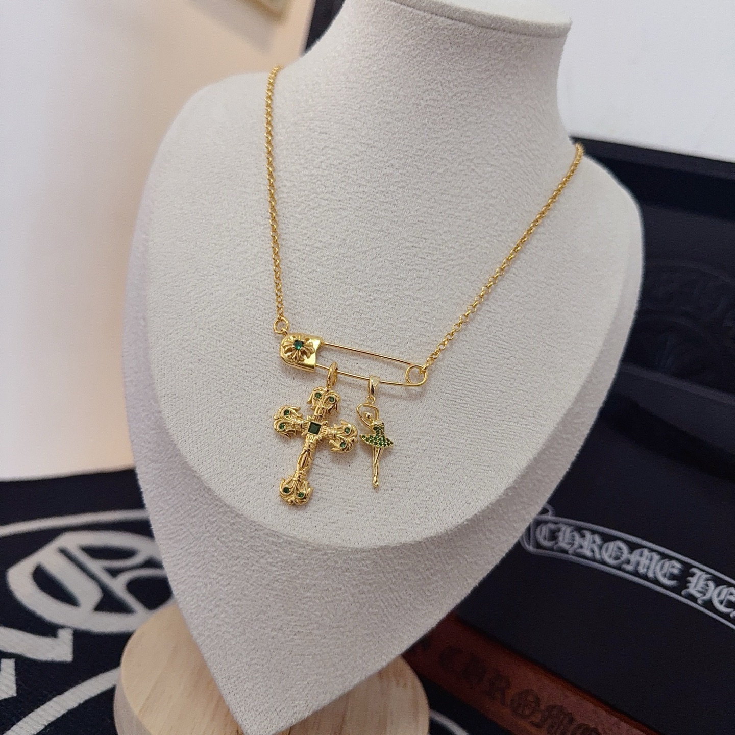 新款【专柜品质】Chrome Hearts克罗心经典复古别针项链 凹凸造型不同的花纹设计风格 呈现出与众