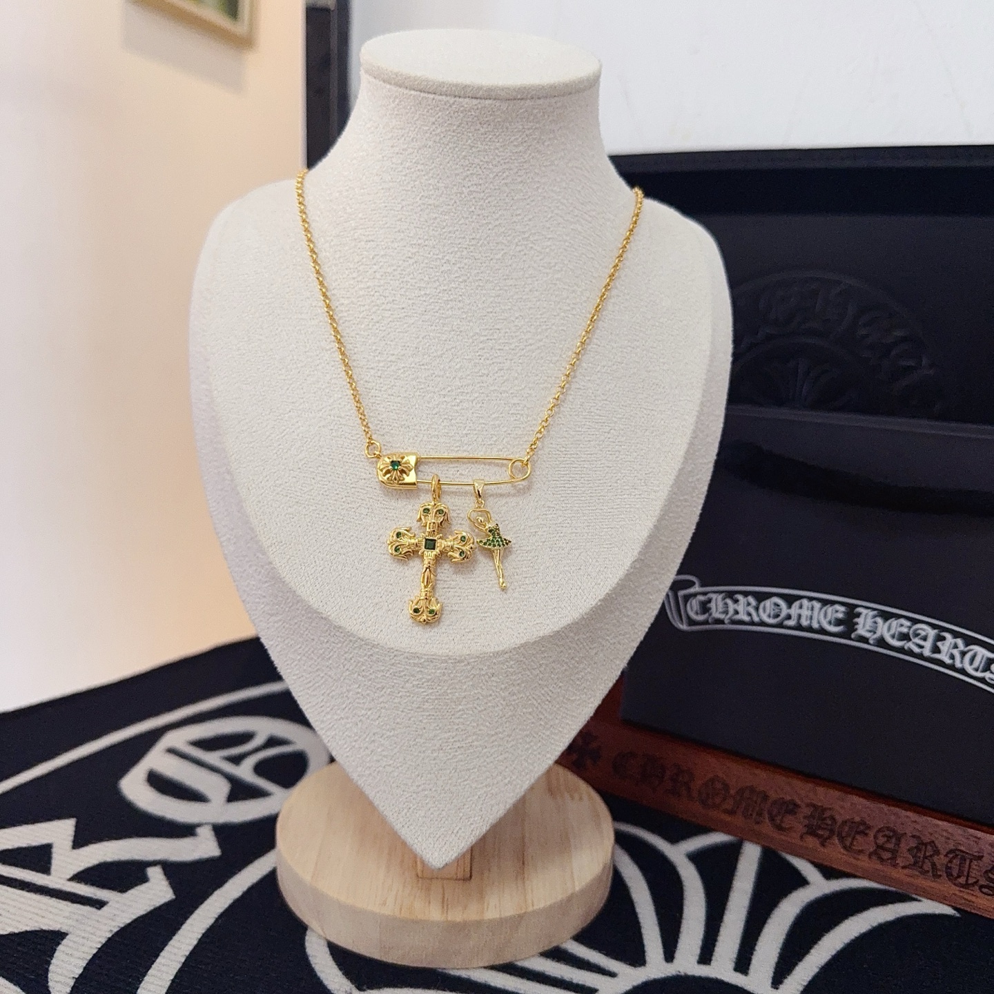 新款【专柜品质】Chrome Hearts克罗心经典复古别针项链 凹凸造型不同的花纹设计风格 呈现出与众