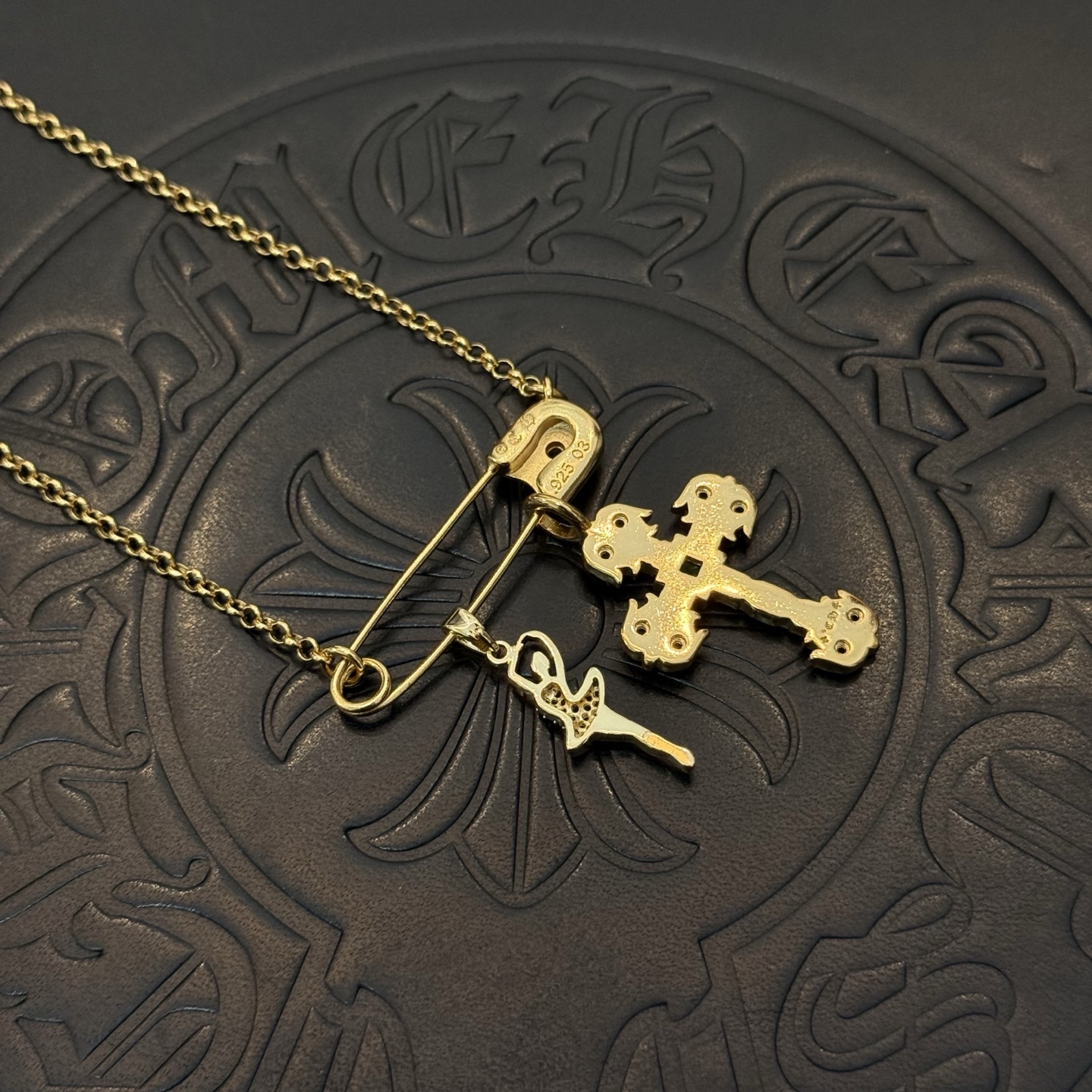 新款【专柜品质】Chrome Hearts克罗心经典复古别针项链 凹凸造型不同的花纹设计风格 呈现出与众