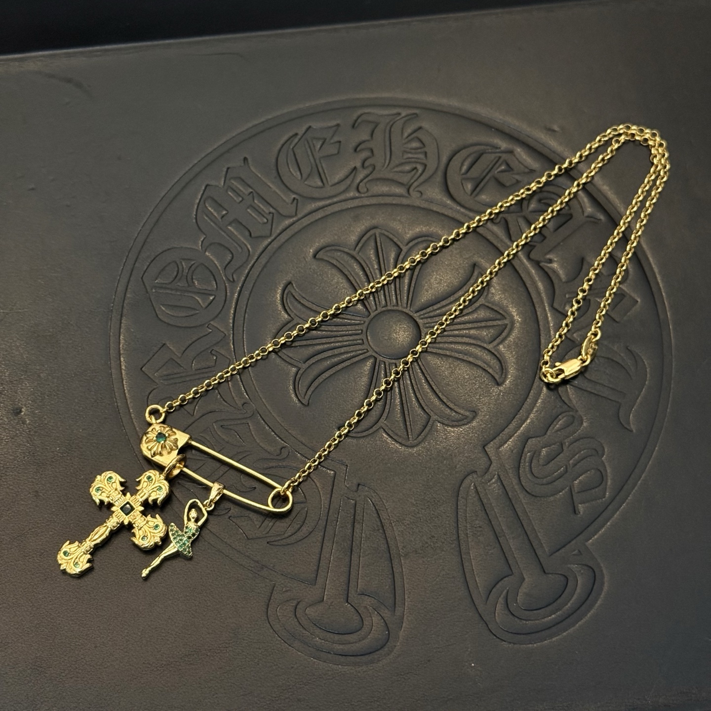 新款【专柜品质】Chrome Hearts克罗心经典复古别针项链 凹凸造型不同的花纹设计风格 呈现出与众