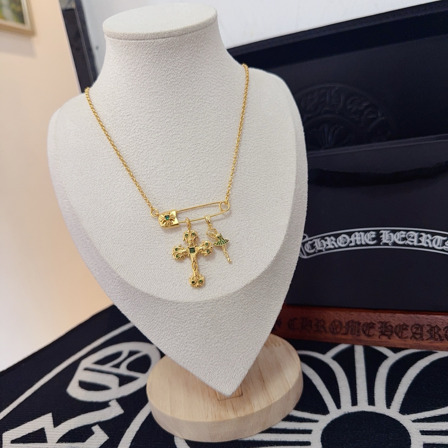 新款【专柜品质】Chrome Hearts克罗心经典复古别针项链 凹凸造型不同的花纹设计风格 呈现出与众