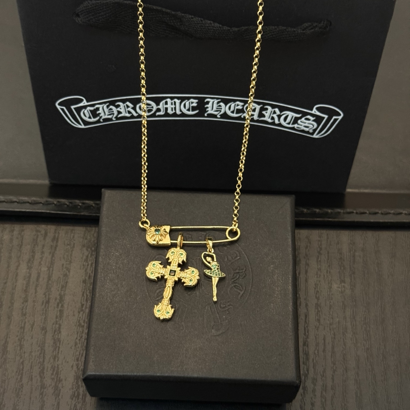 新款【专柜品质】Chrome Hearts克罗心经典复古别针项链 凹凸造型不同的花纹设计风格 呈现出与众