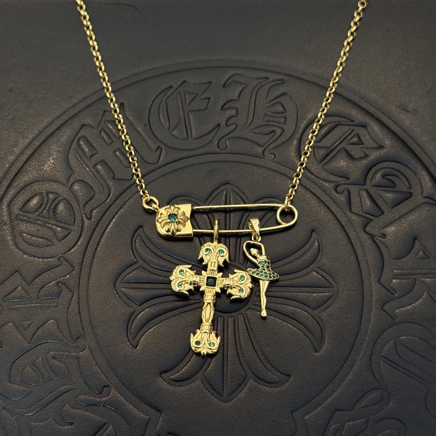 新款【专柜品质】Chrome Hearts克罗心经典复古别针项链 凹凸造型不同的花纹设计风格 呈现出与众